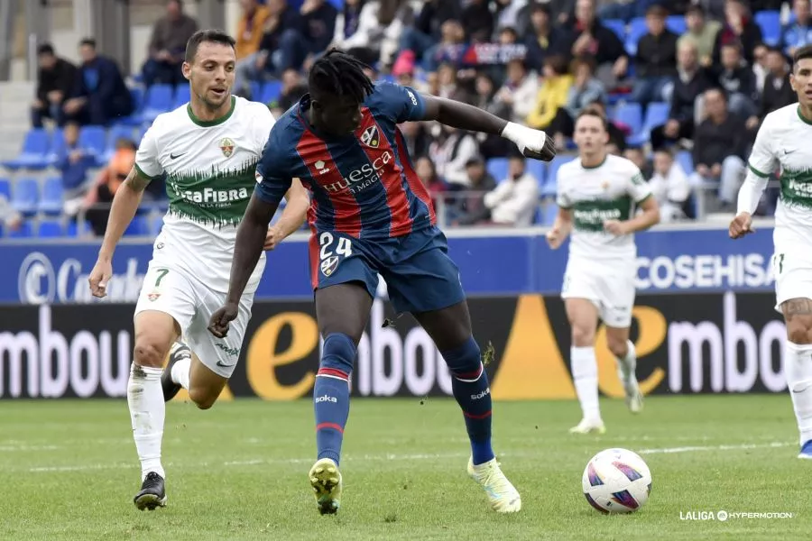 Obeng pelea un balón en el Huesca 0-1 Elche. Foto: LaLiga
