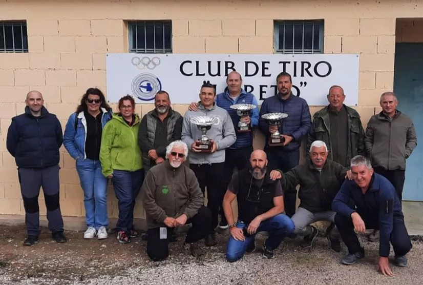 Foto de familia de la competición disputada en el Club de Tiro Loreto.