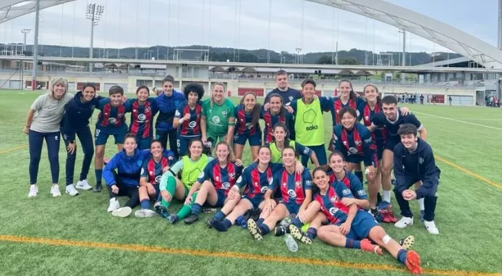 Jugadoras y cuerpo técnico del Huesca Femenino celebran la victoria en Bilbao.