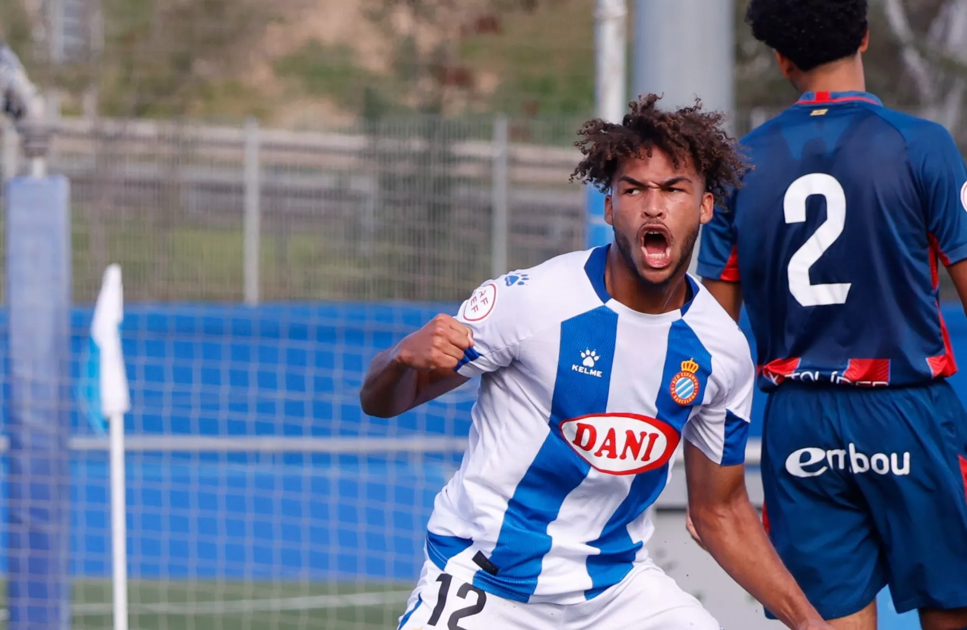 Un jugador del Espanyol DHJ celebra un gol ante otro del Huesca. Foto: @RCDE_La21