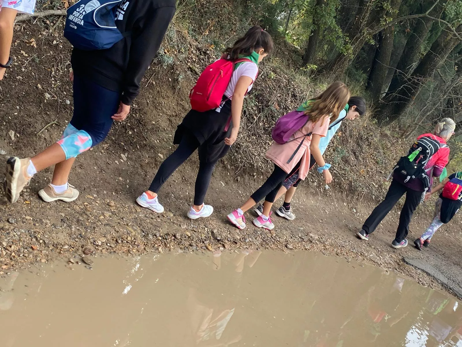 Escolares del Colegio Pedro J. Rubio recorriendo el Camino de Santiago.