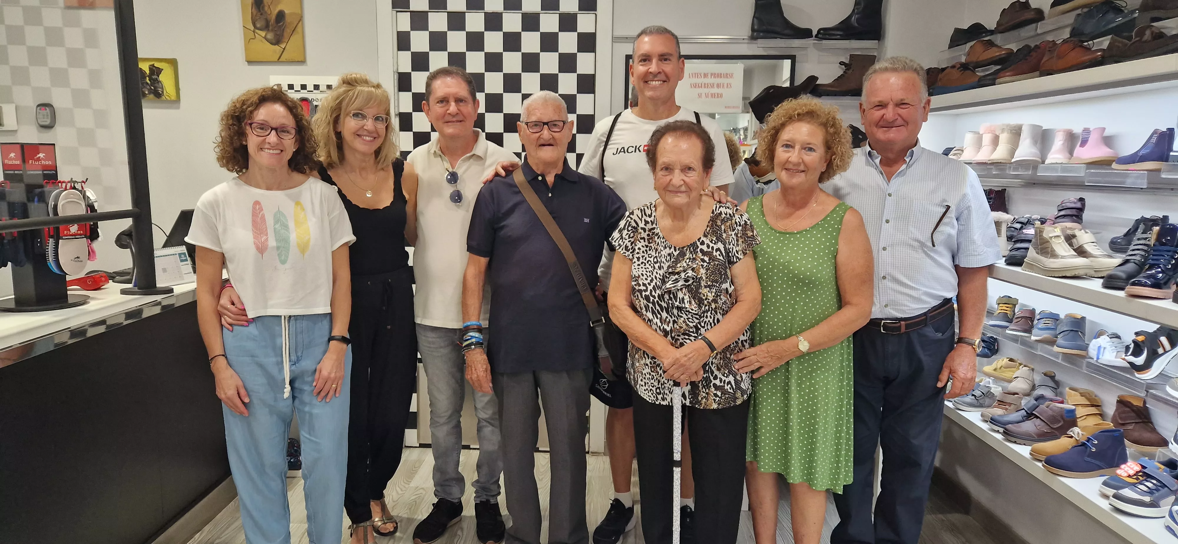 José Albero y Milagros Puyal visitando Calzados Almi con su familia. Foto Myriam Martínez