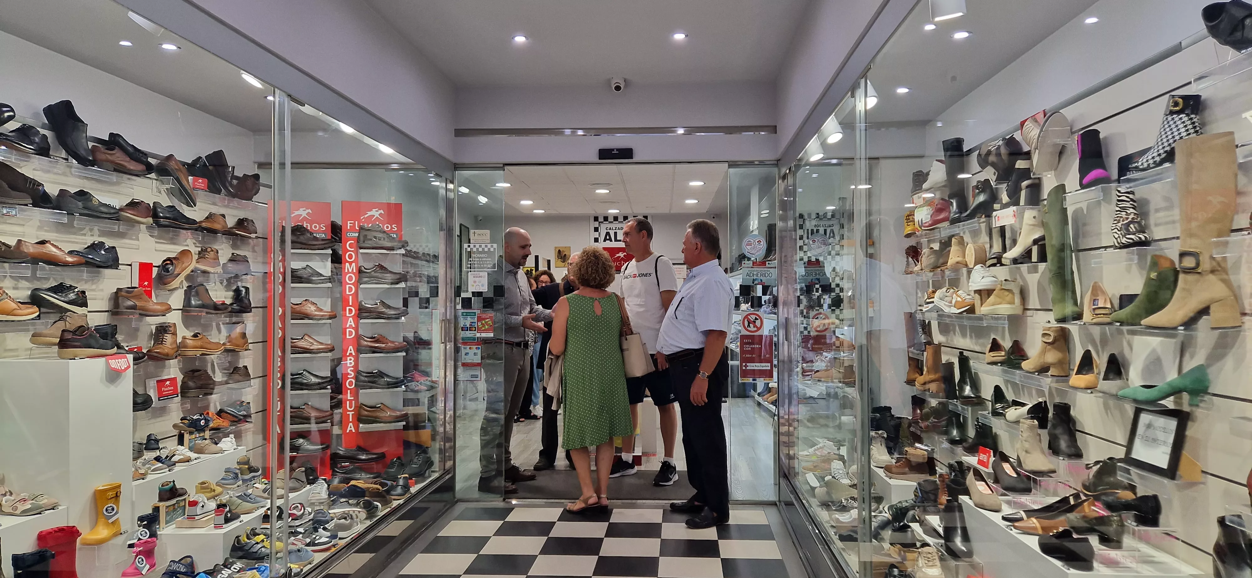  José Albero y Milagros Puyal visitando Calzados Almi con su familia. Foto Myriam Martínez