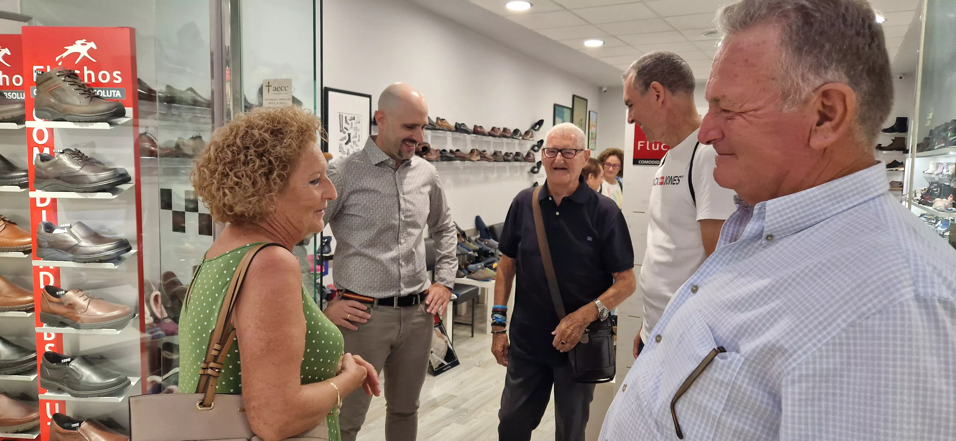  José Albero y Milagros Puyal visitando Calzados Almi con su familia. Foto Myriam Martínez