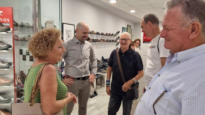 José Albero y Milagros Puyal visitando Calzados Almi con su familia. Foto Myriam Martínez José Albero y Milagros Puyal visitando Calzados Almi con su familia. Foto Myriam Martínez