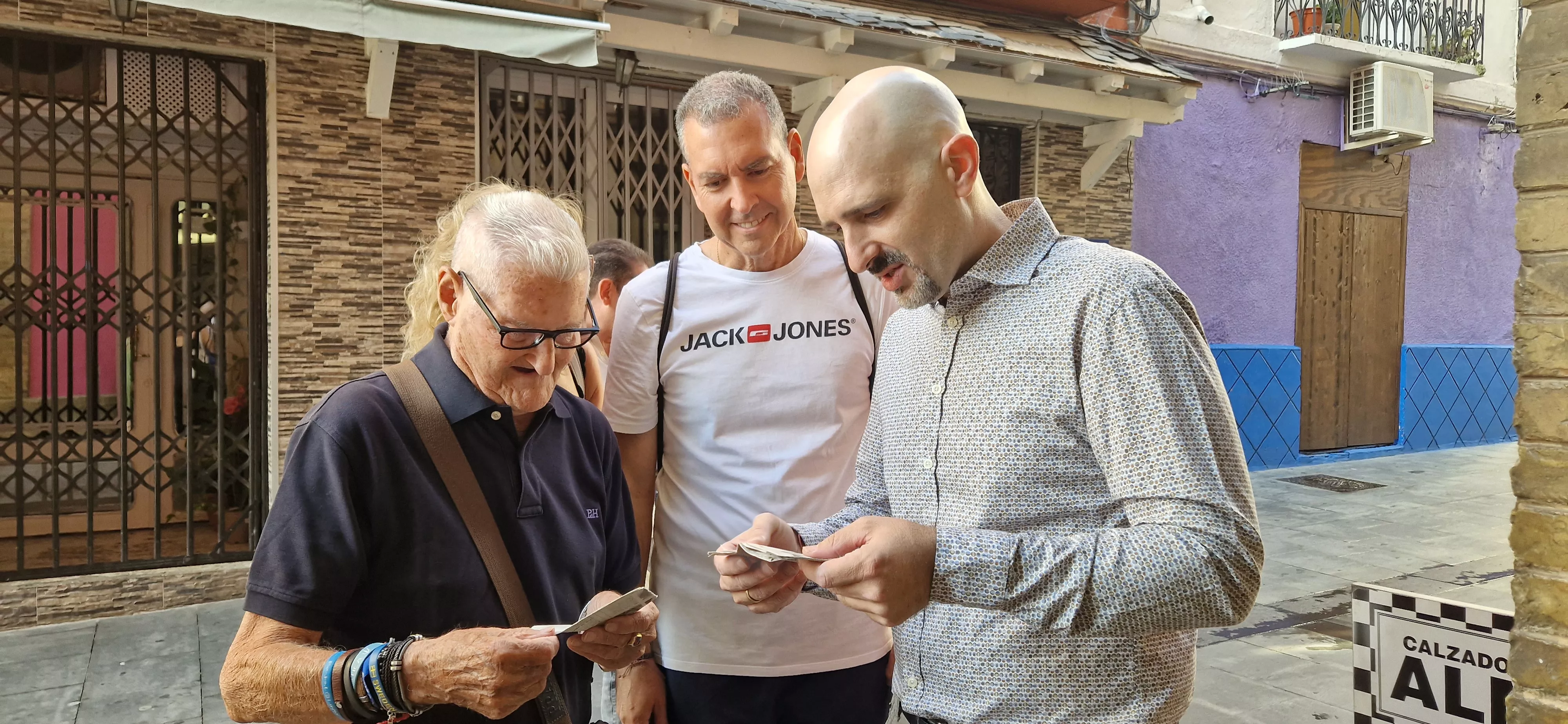  José Albero y Milagros Puyal visitando Calzados Almi con su familia. Foto Myriam Martínez