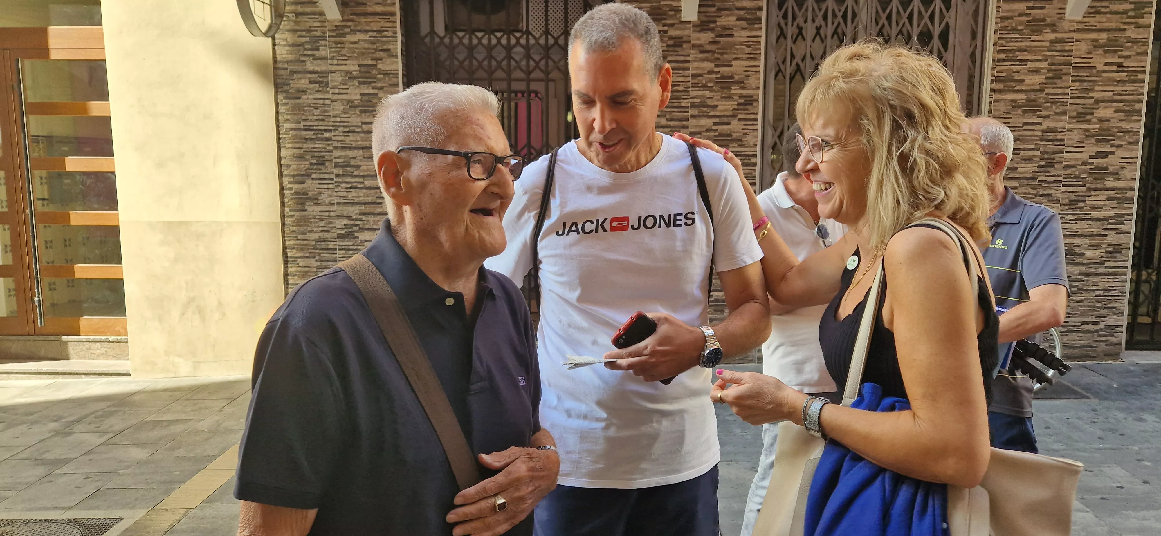  José Albero y Milagros Puyal visitando Calzados Almi con su familia. Foto Myriam Martínez