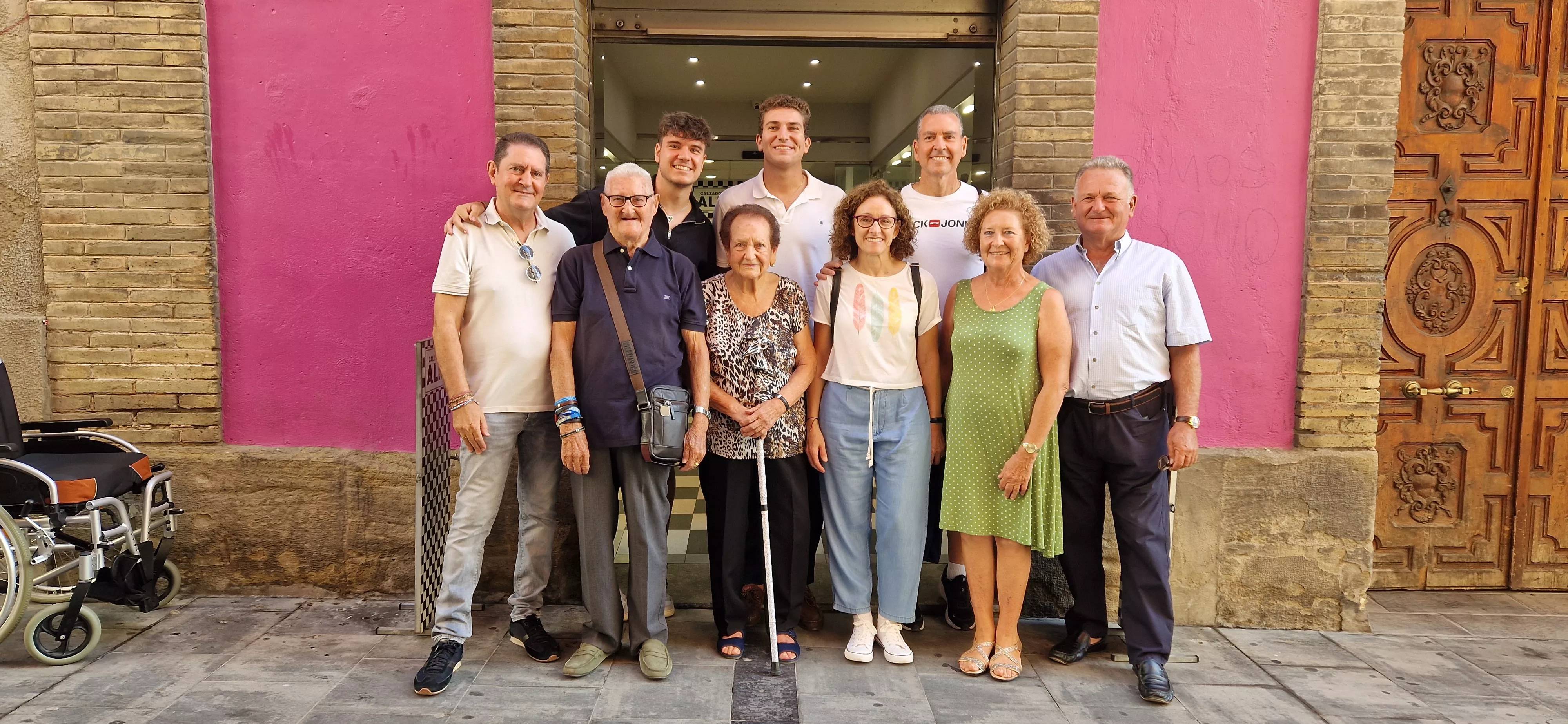 José Albero y Milagros Puyal visitando Calzados Almi con su familia. Foto Myriam Martínez