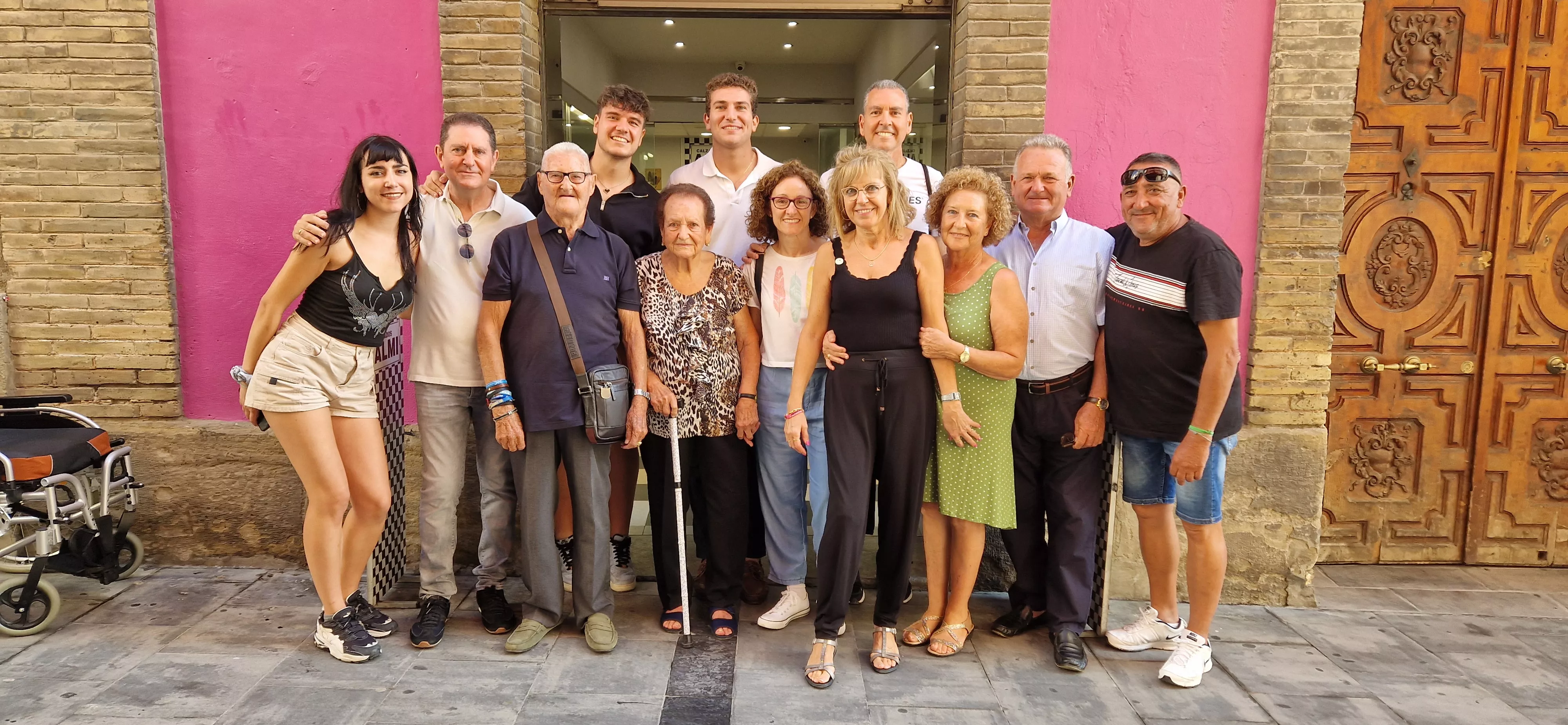 José Albero y Milagros Puyal visitando Calzados Almi con buena parte de su familia. Foto Myriam Martínez