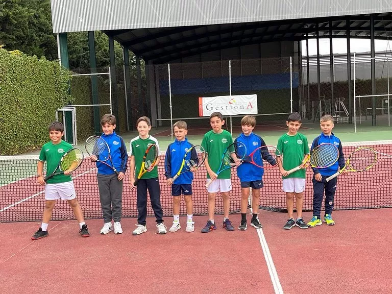 Equipo benjamín del Club Tenis Osca ante el Tenis Tauste.