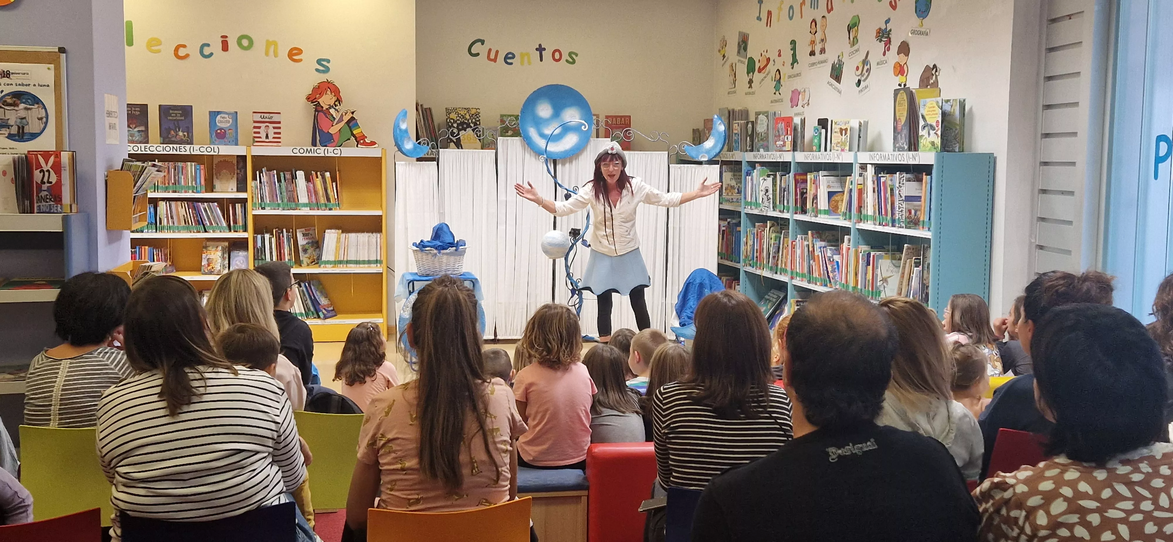 Chispandora, actuando este lunes en la Biblioteca Durán Gudiol de Huesca. Foto Myriam Martínez