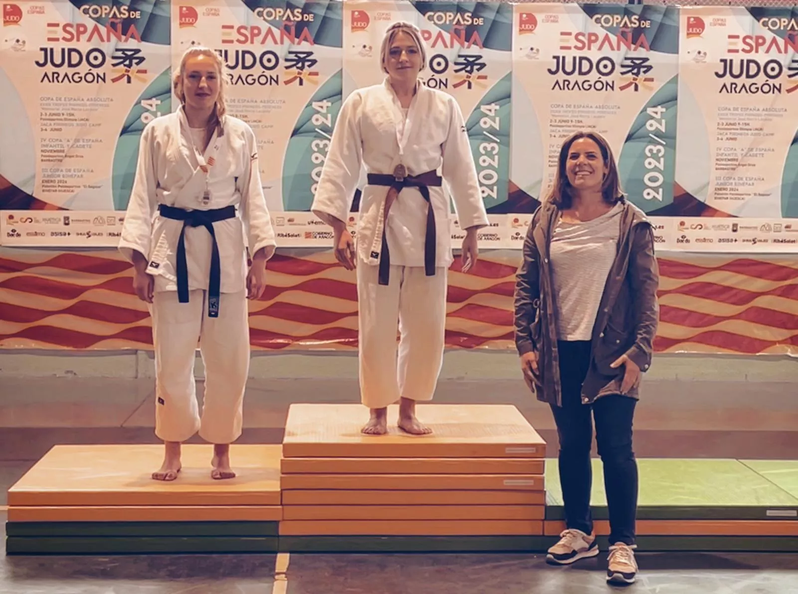 Jara Checa en lo más alto del podio.