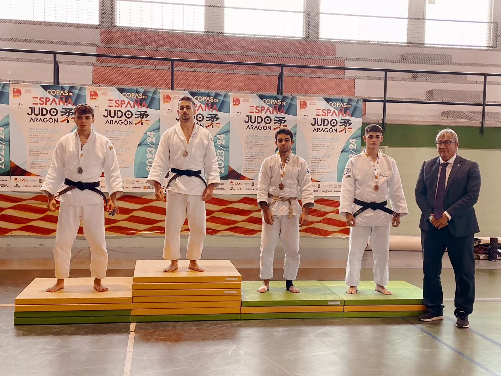 Leo Cruz en lo más alto del podio