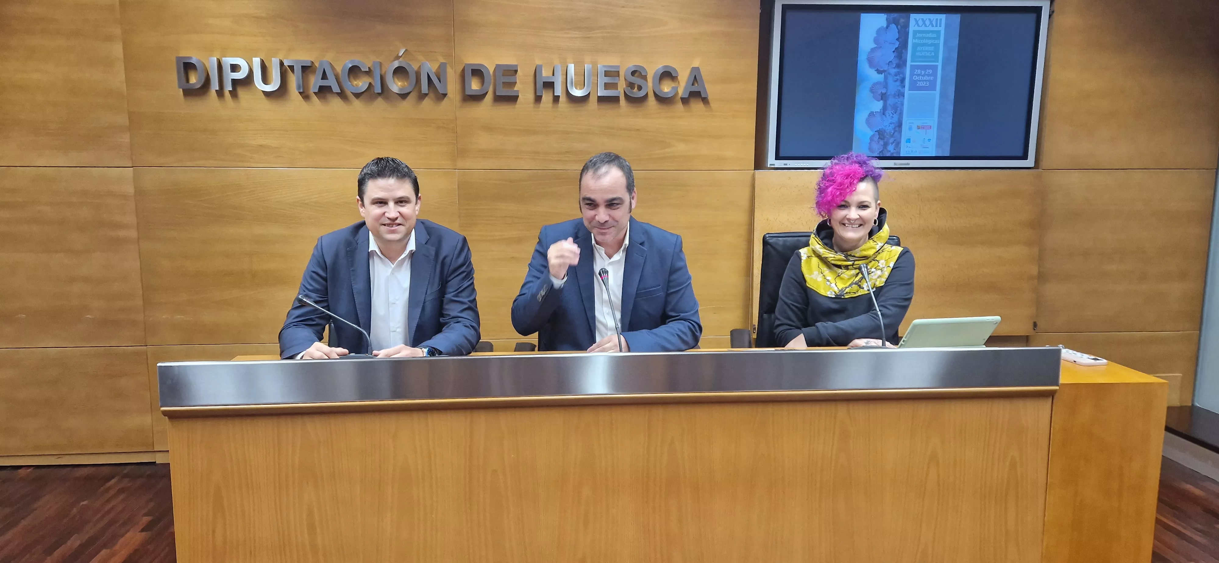 Antonio Biescas, Carlos Sampériz y Rebeca Armada. Las Jornadas Micológicas de Ayerbe proponen un fin de semana lleno de sabor, aprendizaje y diversión. Foto Myriam Martínez