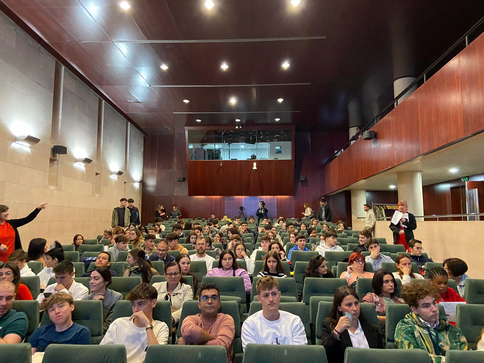 Foro Bombillas Rotas en la Diputación