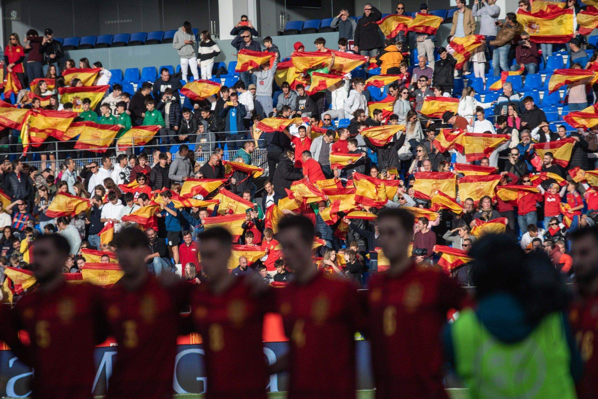El Alcoraz canta el himno nacional