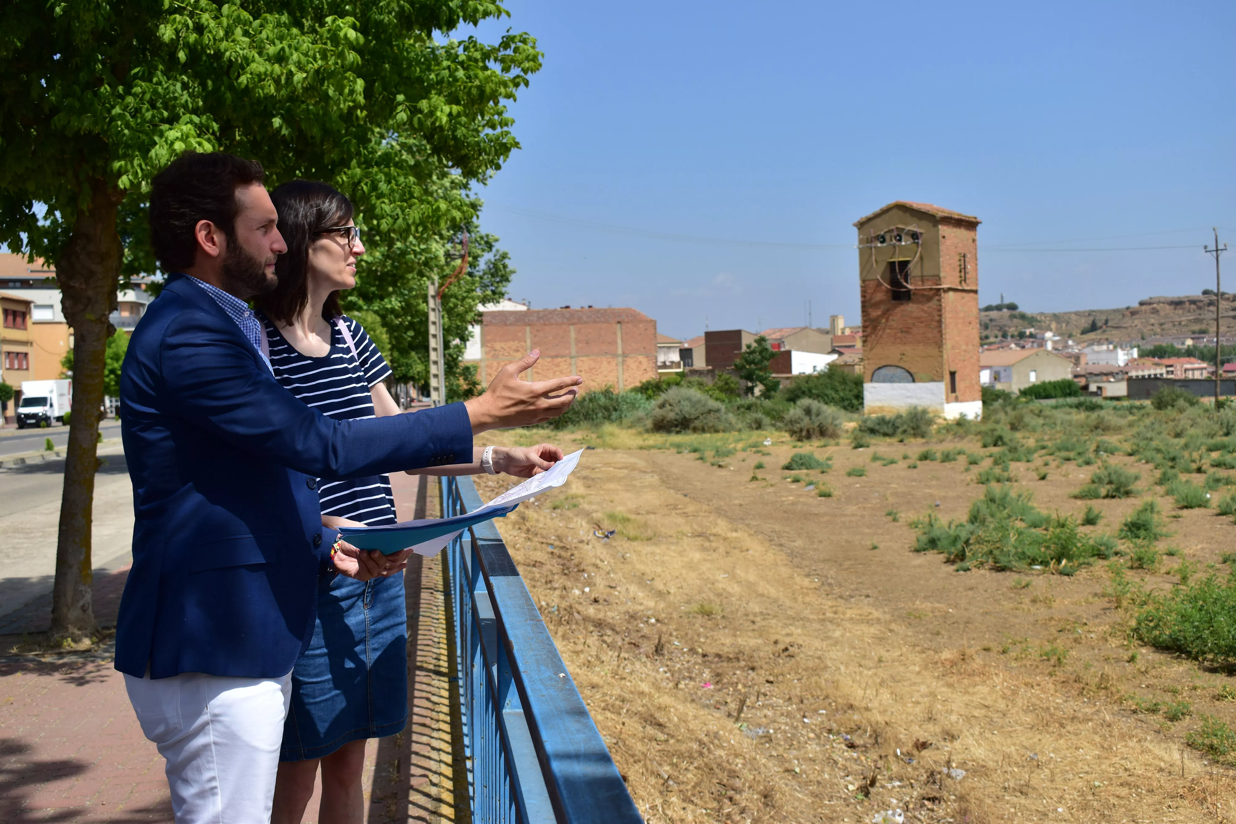 Isaac Claver en una visita a los terrenos adquiridos para el segundo instituto de Monzón.