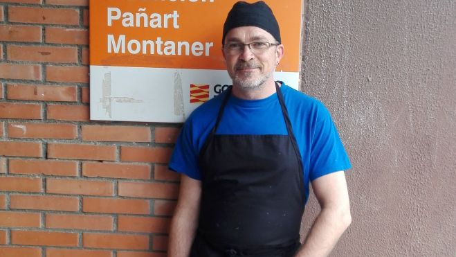 José Luis Cabrero, al frente del comedor escolar sostenible en el colegio Asunción Pañart de Aínsa José Luis Cabrero, al frente del comedor escolar sostenible en el colegio Asunción Pañart de Aínsa