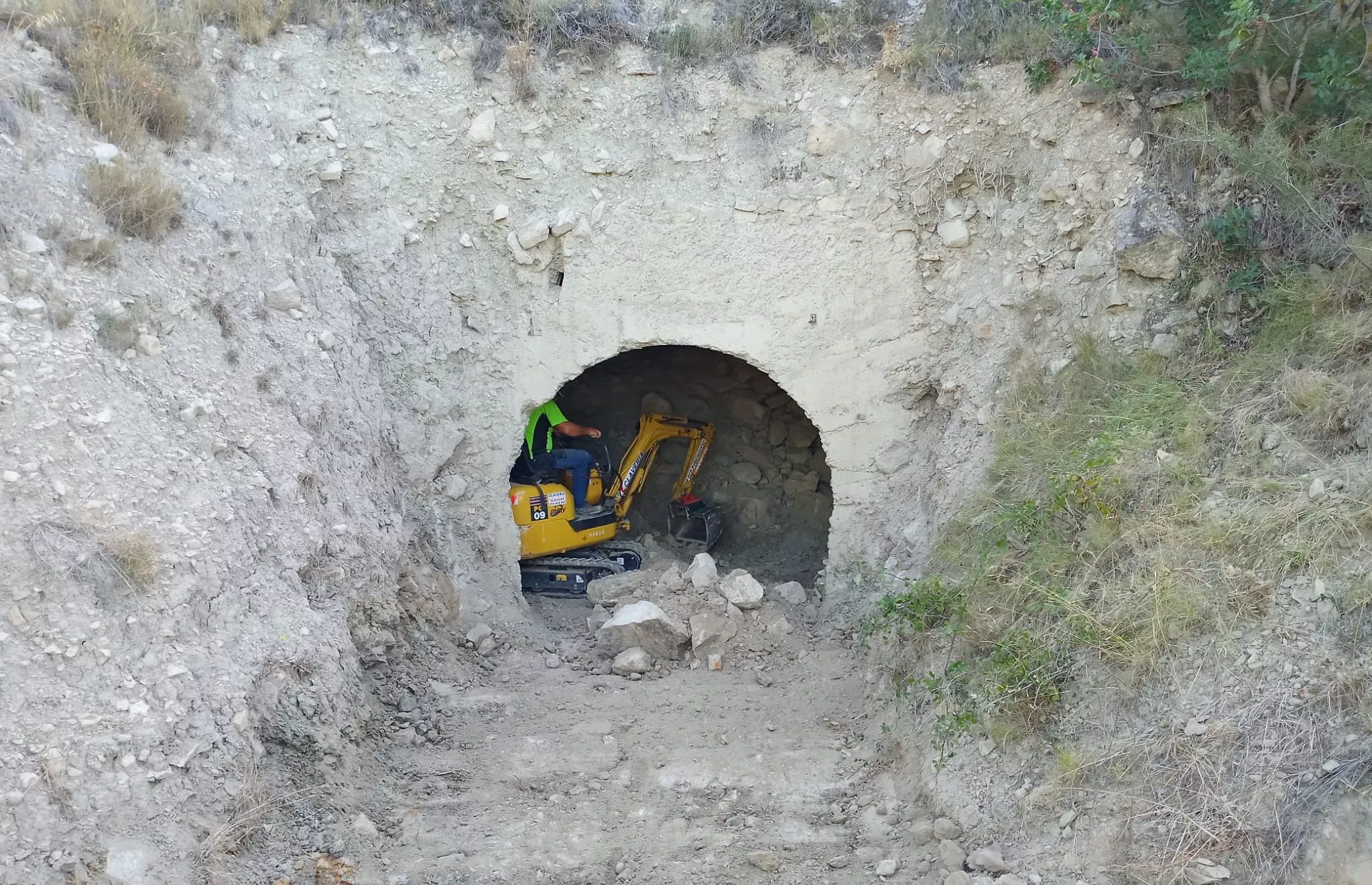 Trabajos de recuperación de la posición artillera de Fonz.