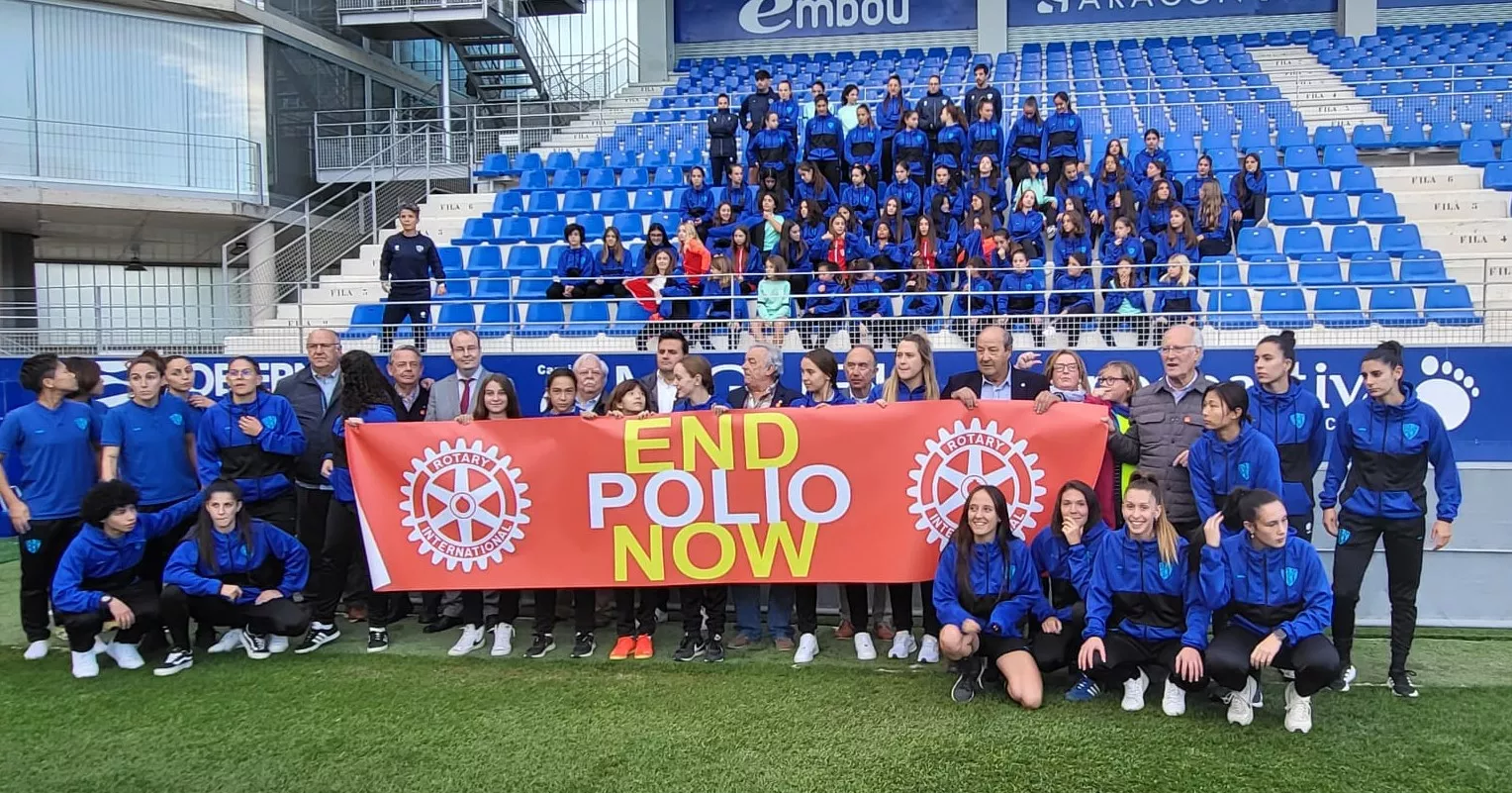 Los miembros de Rotary con los equipos femeninos en El Alcoraz Los miembros de Rotary con los equipos femeninos en El Alcoraz