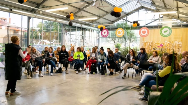 Casandra Cajal, en la explicación sobre escaparatismo Casandra Cajal, en la explicación sobre escaparatismo