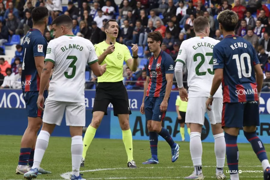 Jugadores del Huesca y el Elche en la temporada pasada con el árbitro, Galech Apezteguía. Foto LaLiga Jugadores del Huesca y el Elche en la temporada pasada con el árbitro, Galech Apezteguía. Foto LaLiga