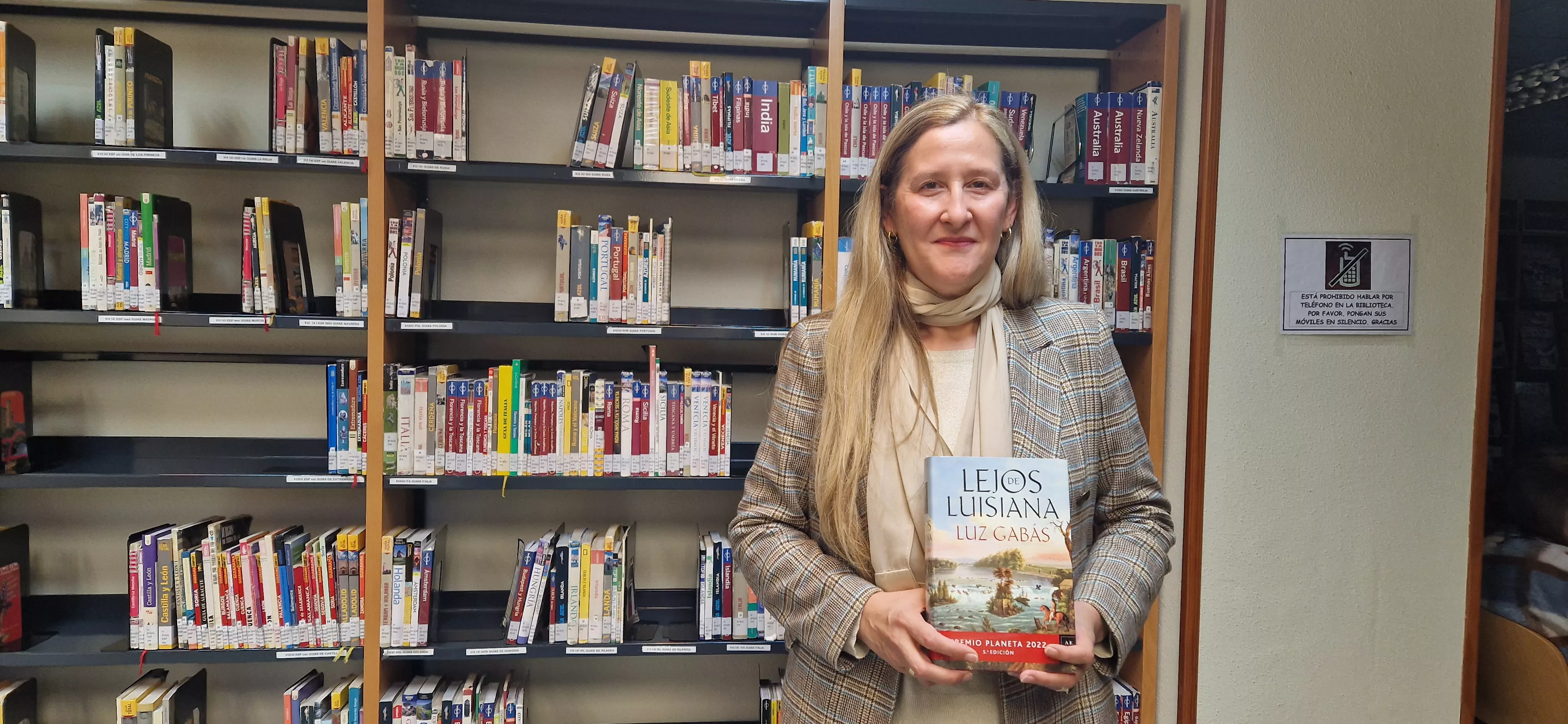 Luz Gabás, en la Biblioteca Pública de Huesca. Foto Myriam Martínez