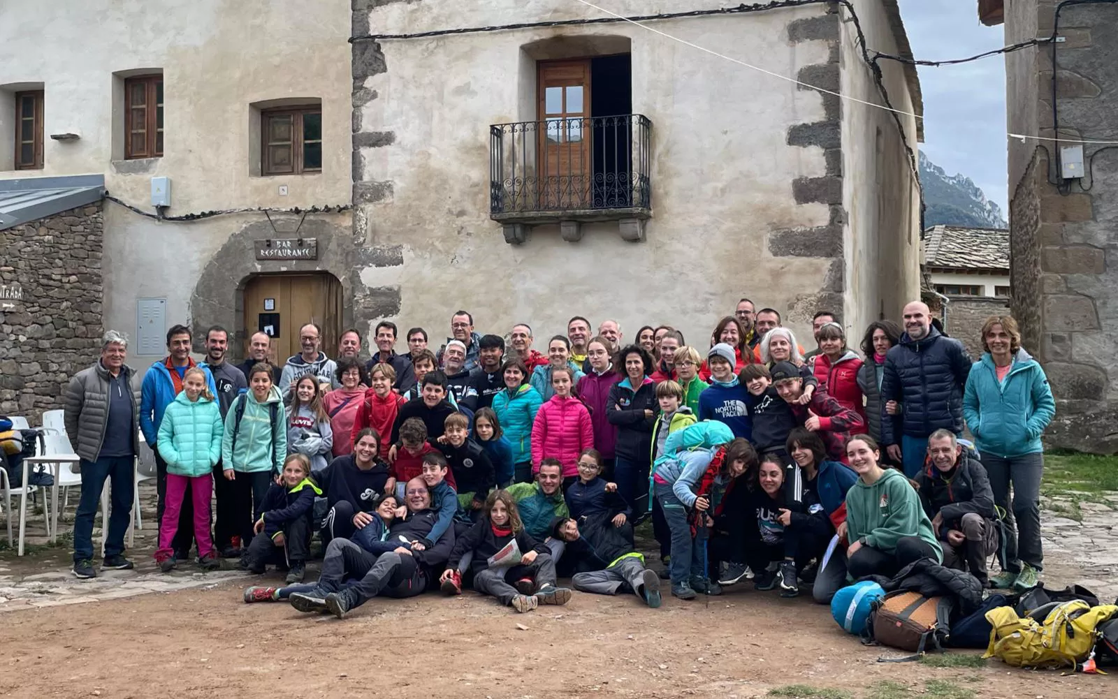 Foto de familia en el refugio Casa Lardiés de Nocito.
