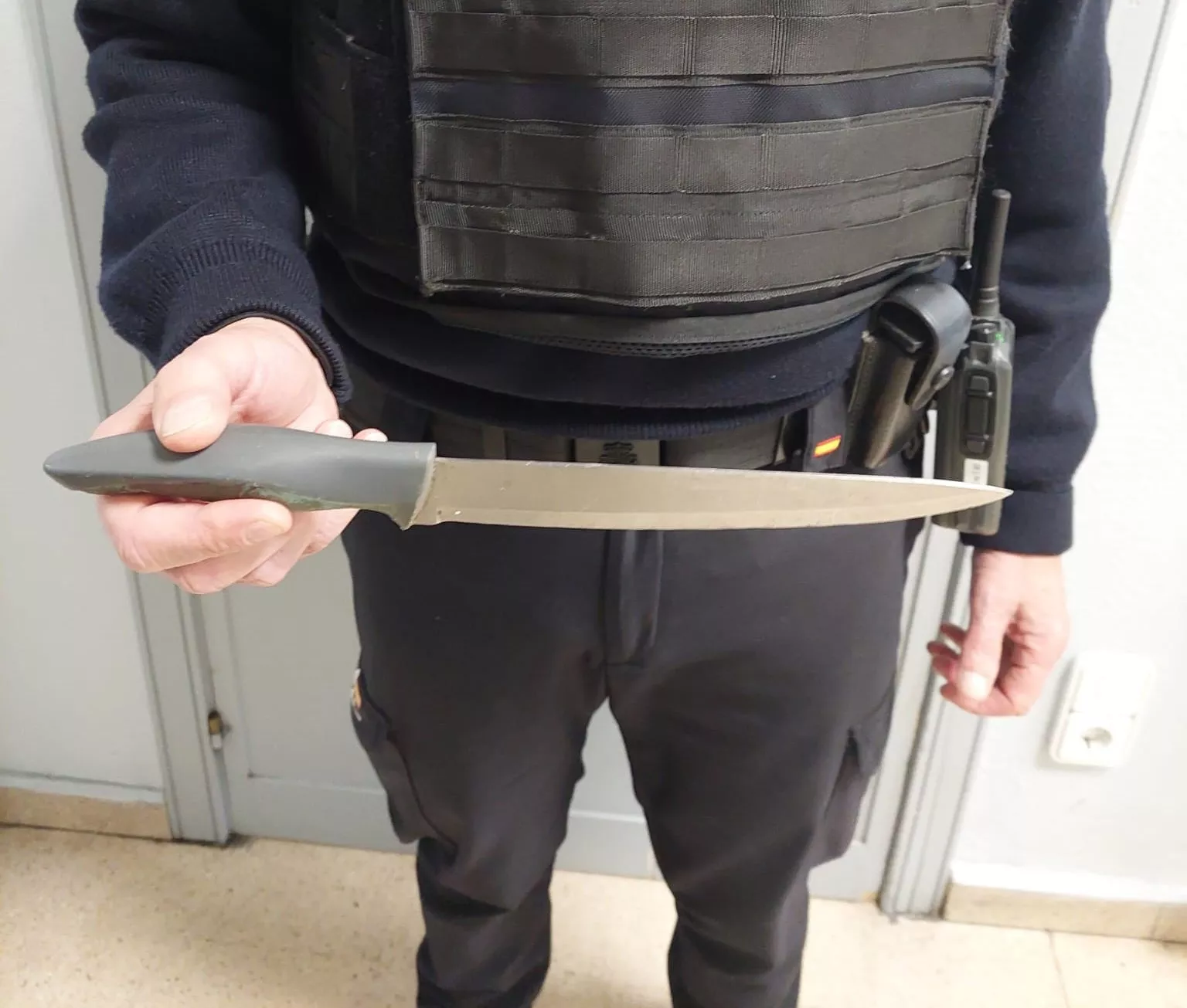 Los agentes intervinieron al detenido un cuchillo de 20 centímetros de hoja.