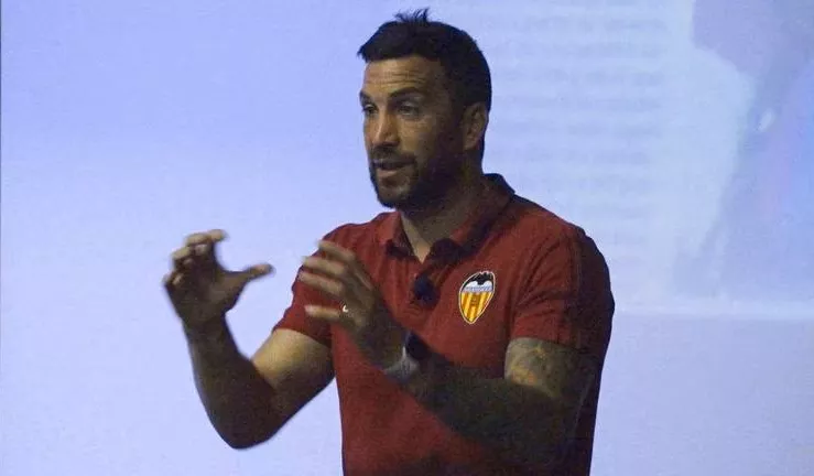 Joaquín Sorribas en una charla como trabajador del Valencia CF.
