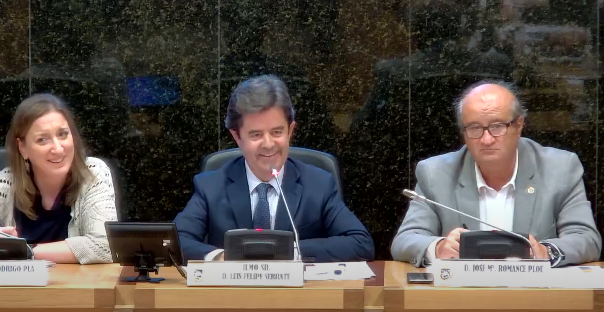 El alcalde, durante la sesión plenaria, junto a María Rodrigo y José María Romance El alcalde, durante la sesión plenaria, junto a María Rodrigo y José María Romance