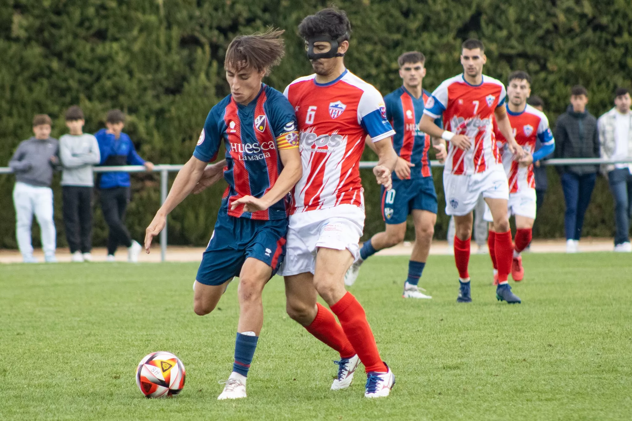 Nuevo fin de semana de fútbol altoaragonés. Un momento del Huesca B 0-0 At. Monzón. Foto: SDH
