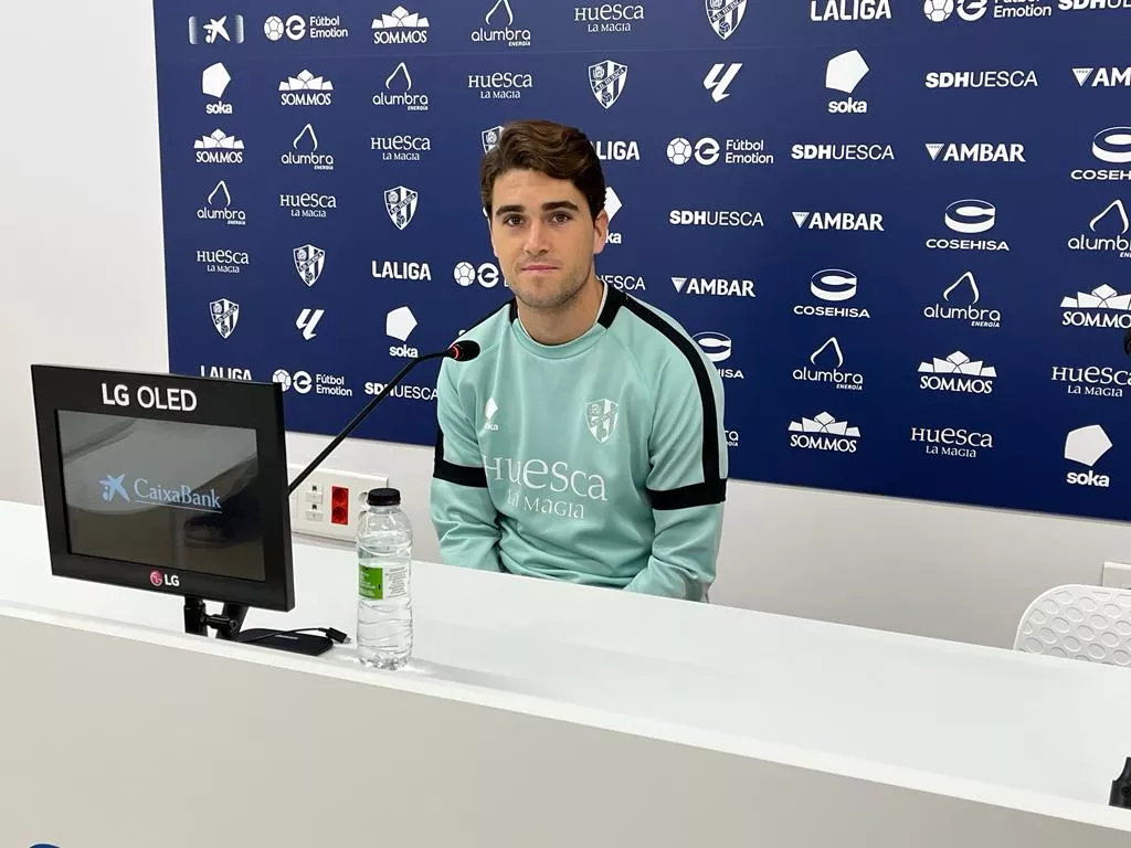 Javi Martínez, jugador de la SD Huesca, este jueves en la sala de prensa de la BAF. Javi Martínez, jugador de la SD Huesca, este jueves en la sala de prensa de la BAF.