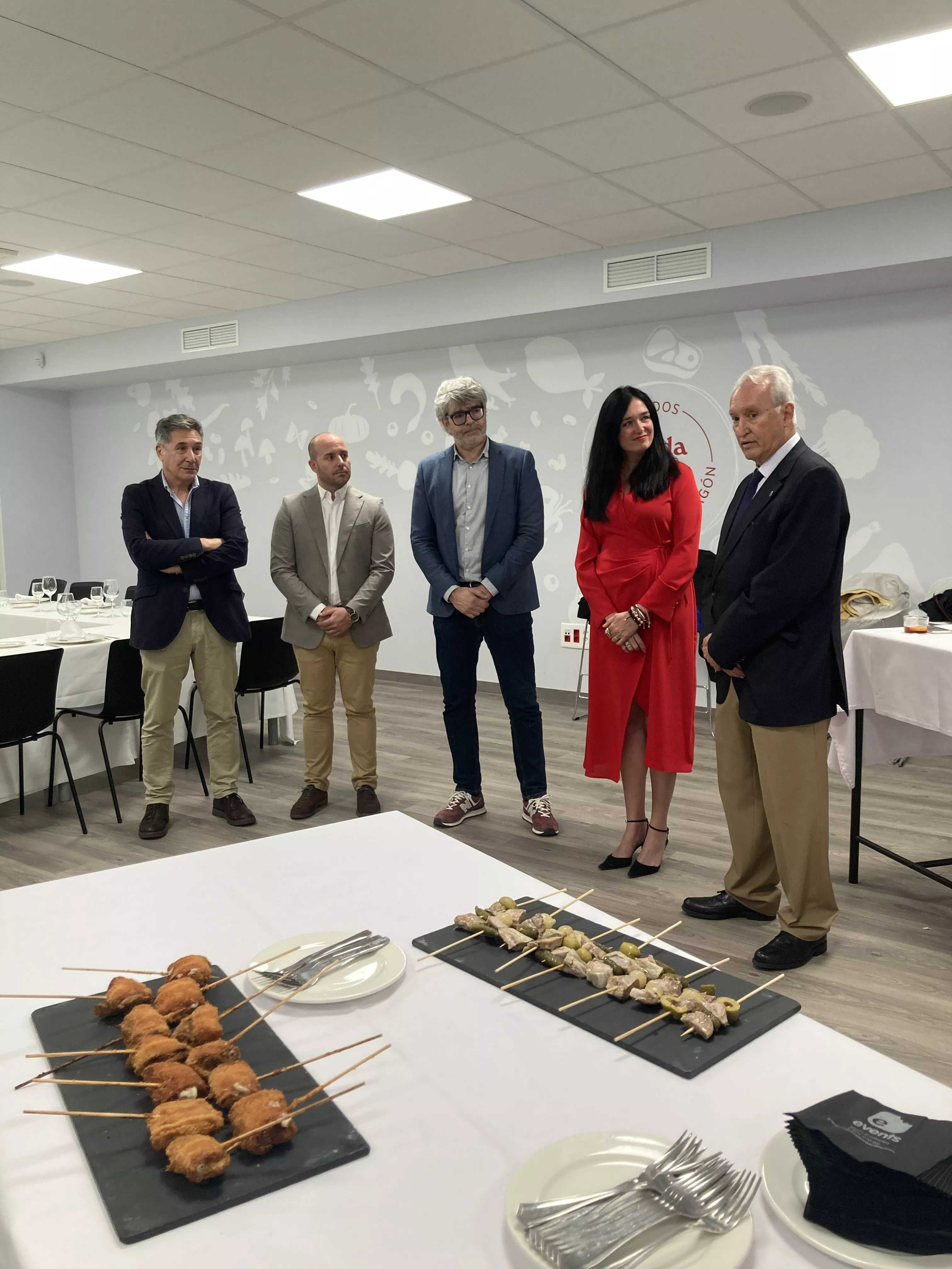 Recepción con comida en el Espacio Altoaragón dentro de los actos de la Academia Aragonesa de Gastronomía. Foto Vanessa Cano
