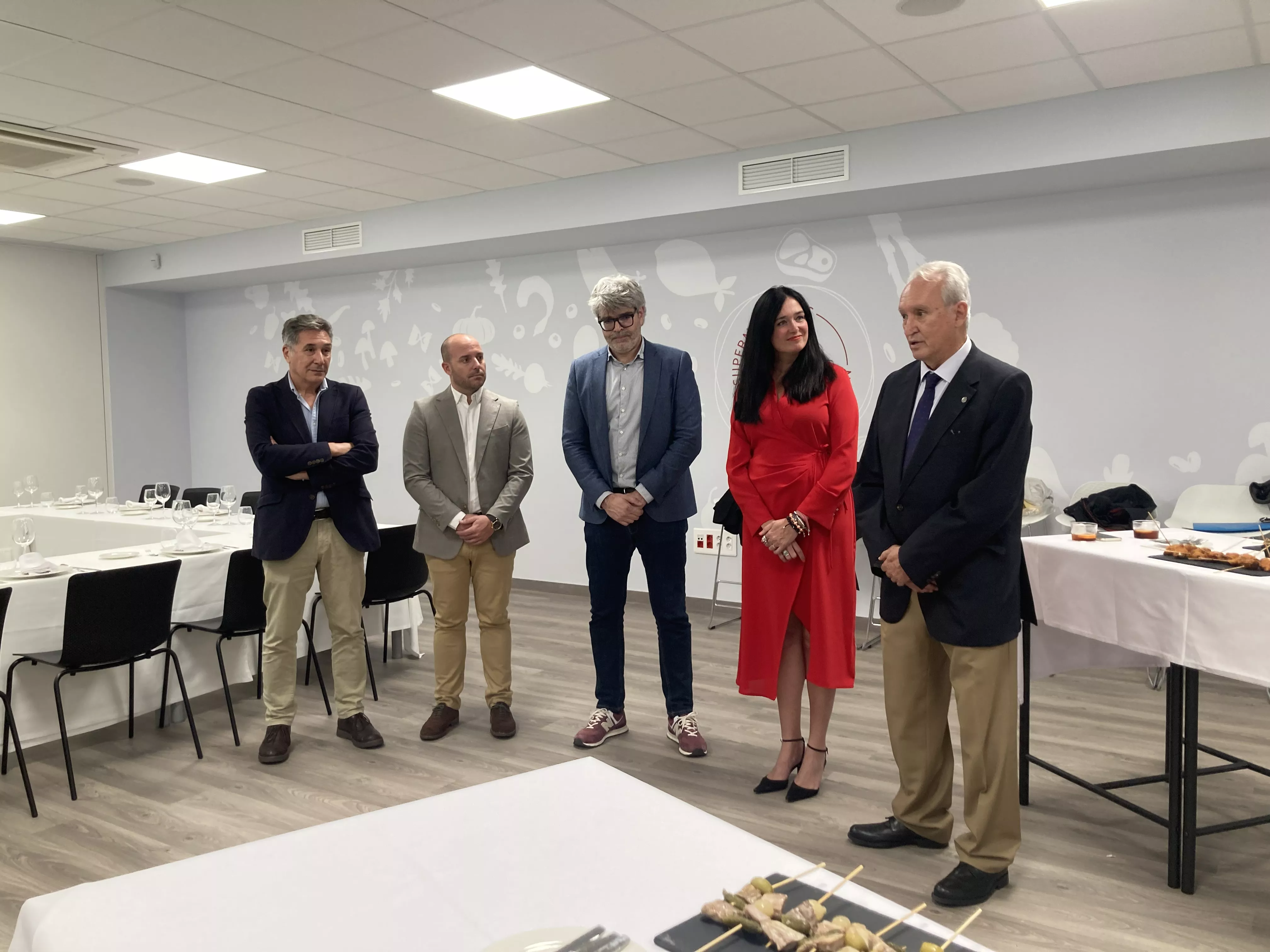 Recepción con comida en el Espacio Altoaragón dentro de los actos de la Academia Aragonesa de Gastronomía. Foto Vanessa Cano