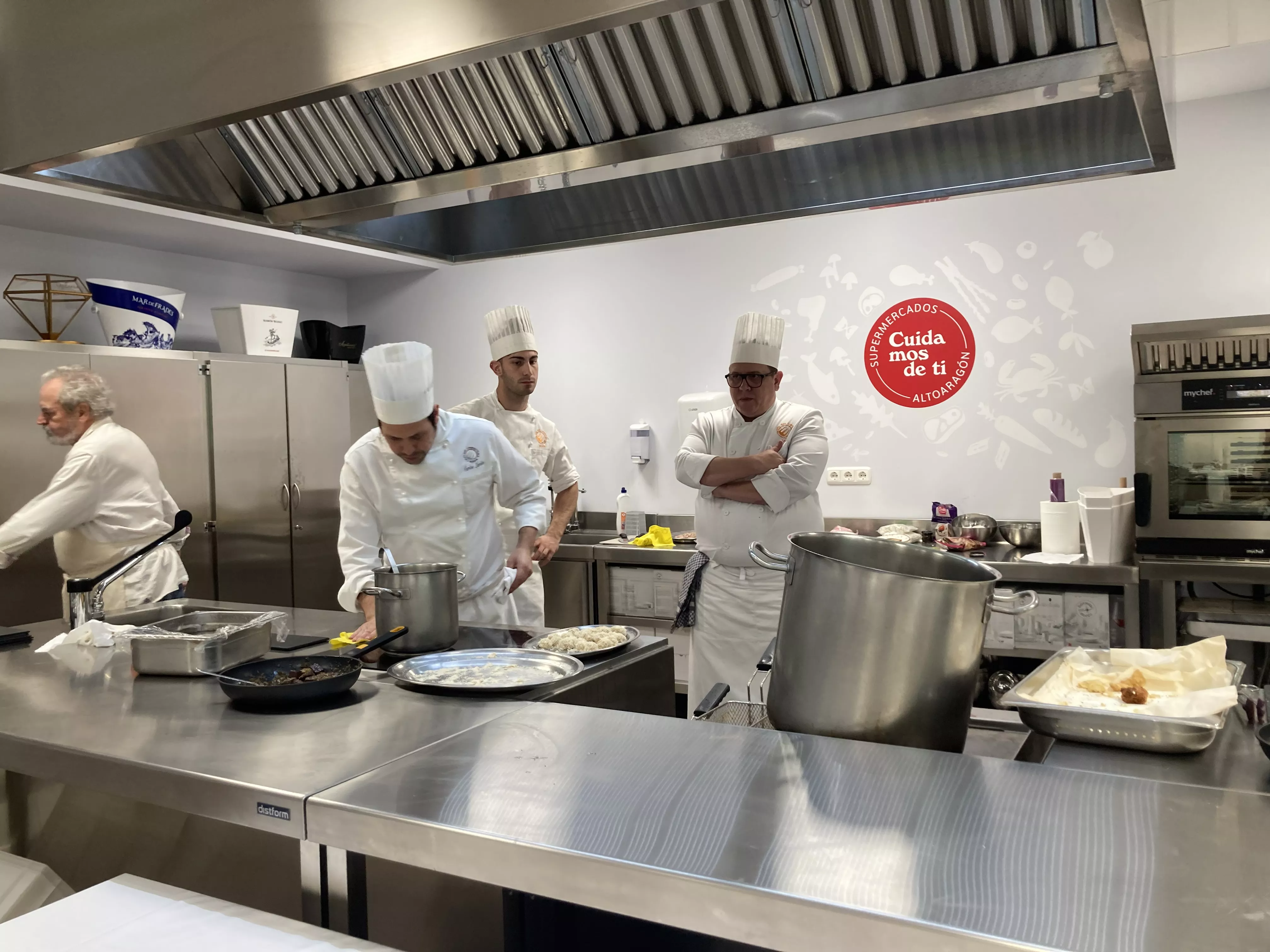 Recepción con comida en el Espacio Altoaragón dentro de los actos de la Academia Aragonesa de Gastronomía. Foto Vanessa Cano