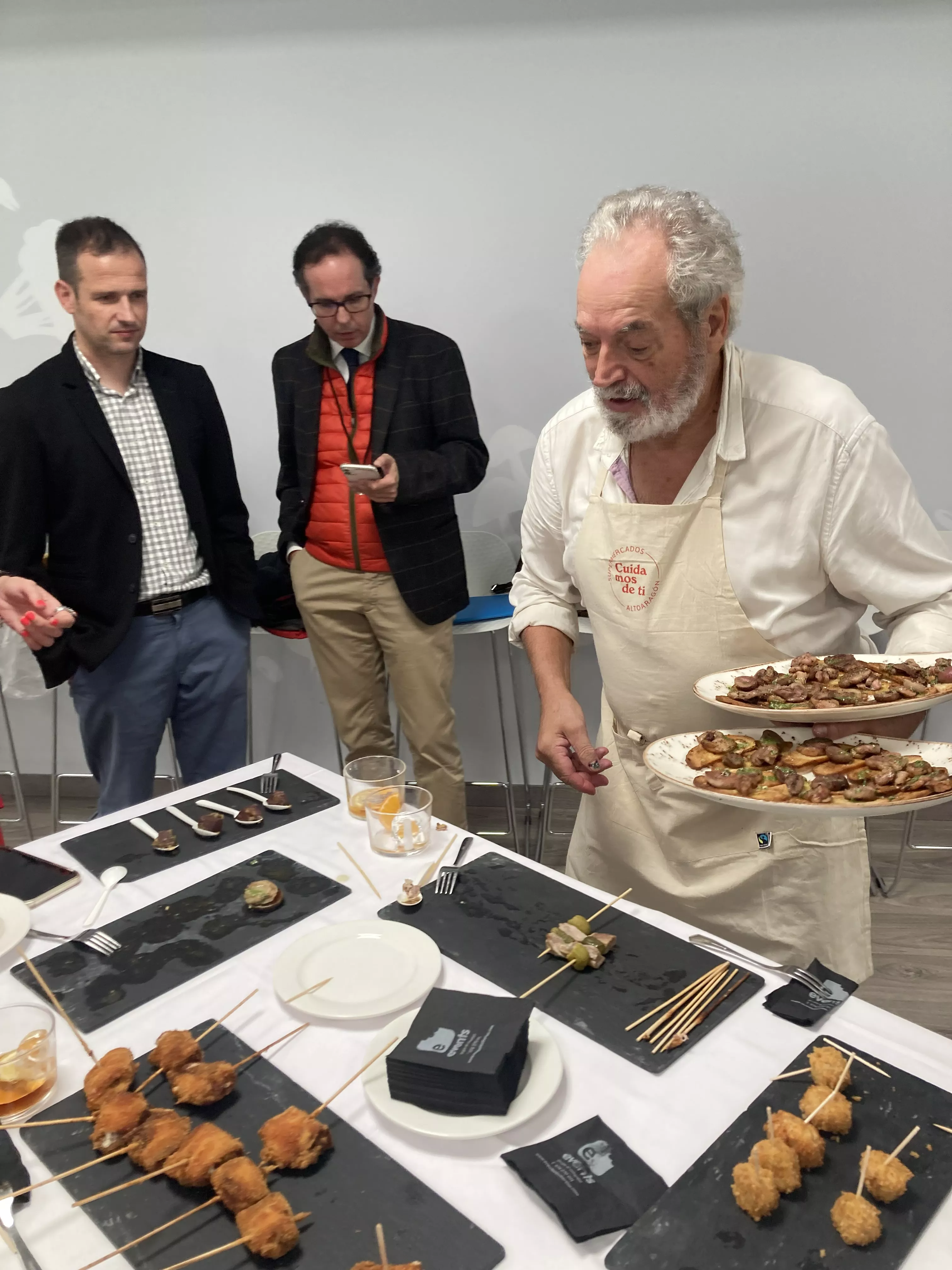 Recepción con comida en el Espacio Altoaragón dentro de los actos de la Academia Aragonesa de Gastronomía. Foto Vanessa Cano
