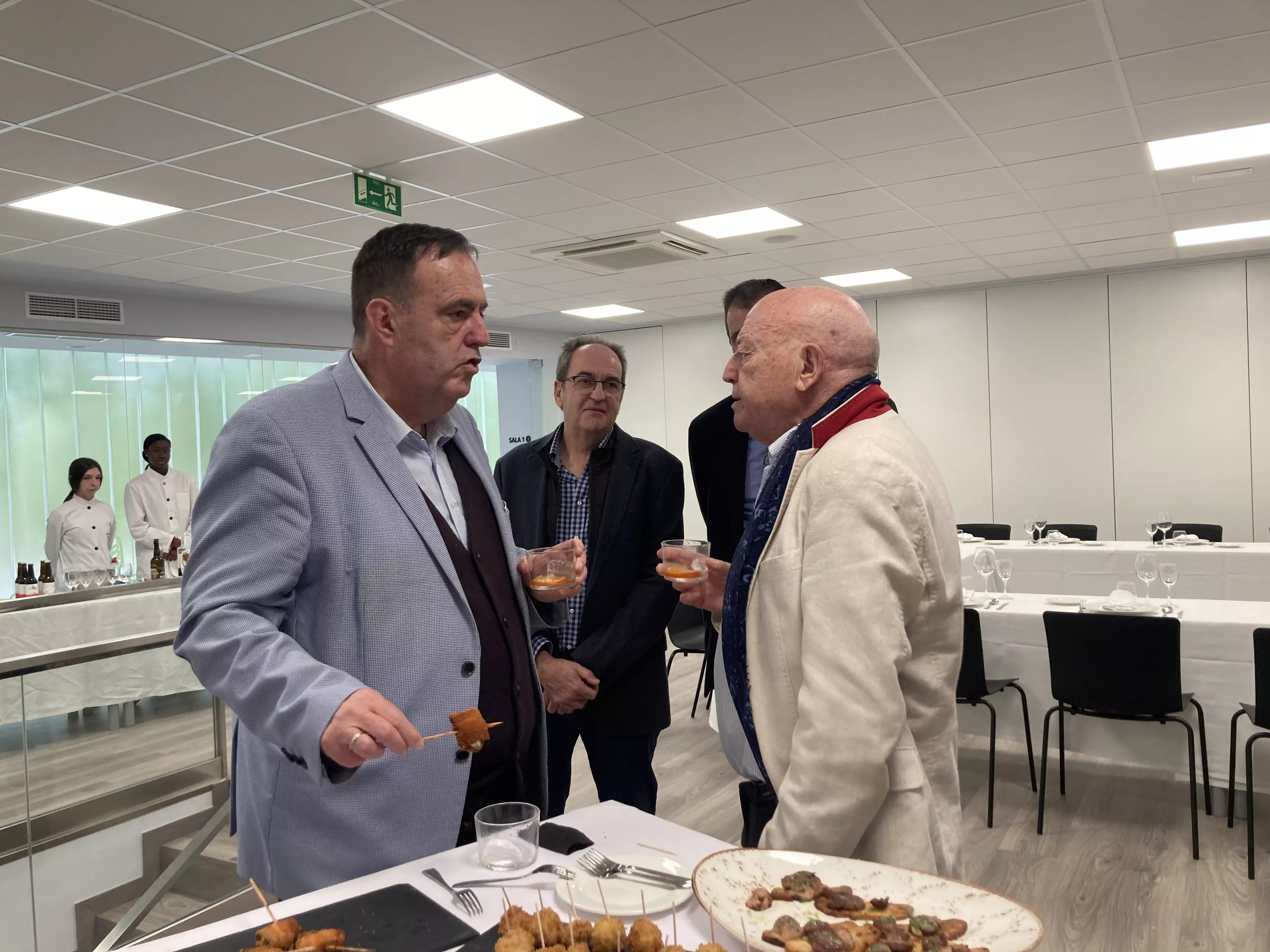 Recepción con comida en el Espacio Altoaragón dentro de los actos de la Academia Aragonesa de Gastronomía. Foto Vanessa Cano
