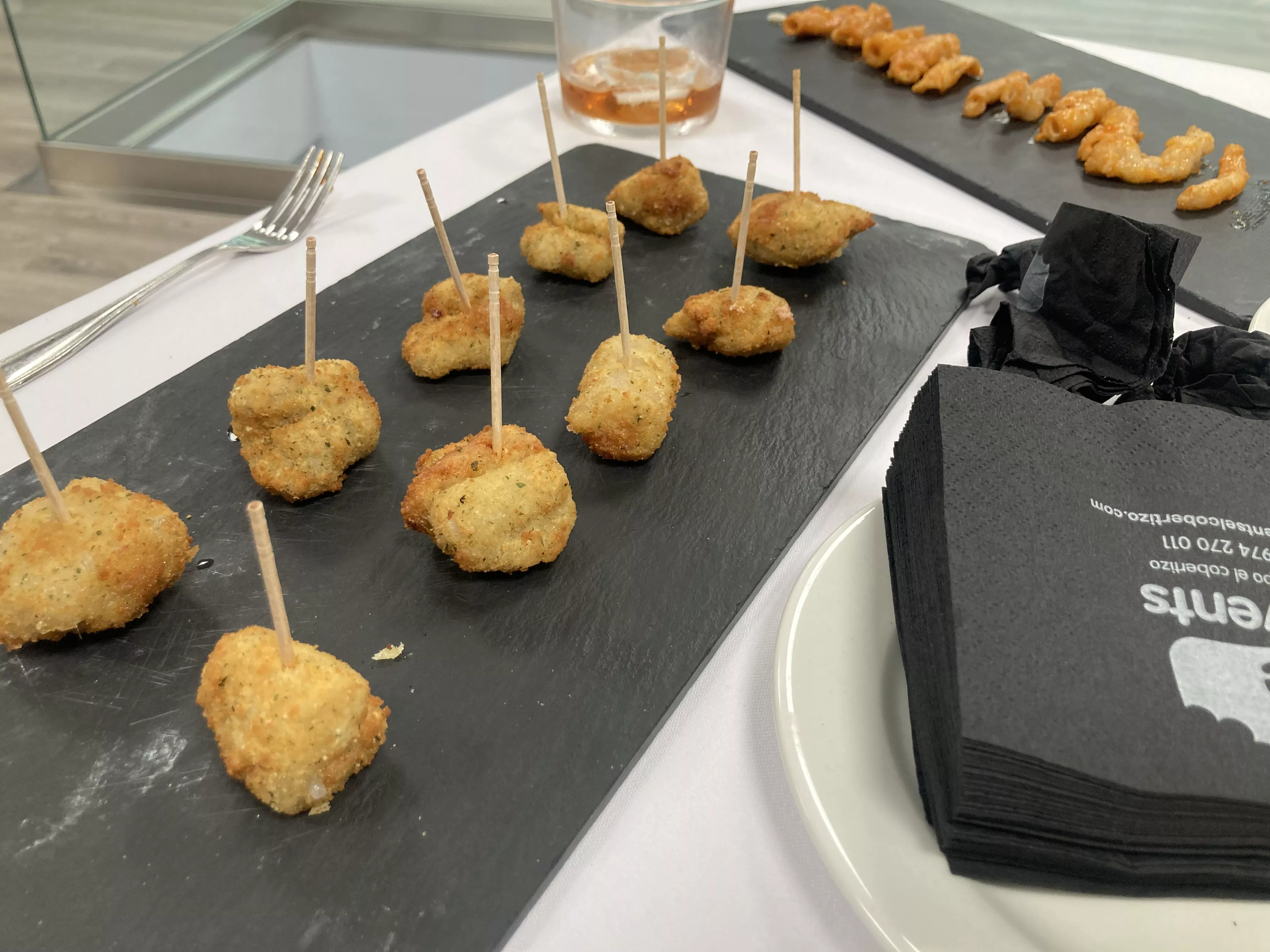 Recepción con comida en el Espacio Altoaragón dentro de los actos de la Academia Aragonesa de Gastronomía. Foto Vanessa Cano