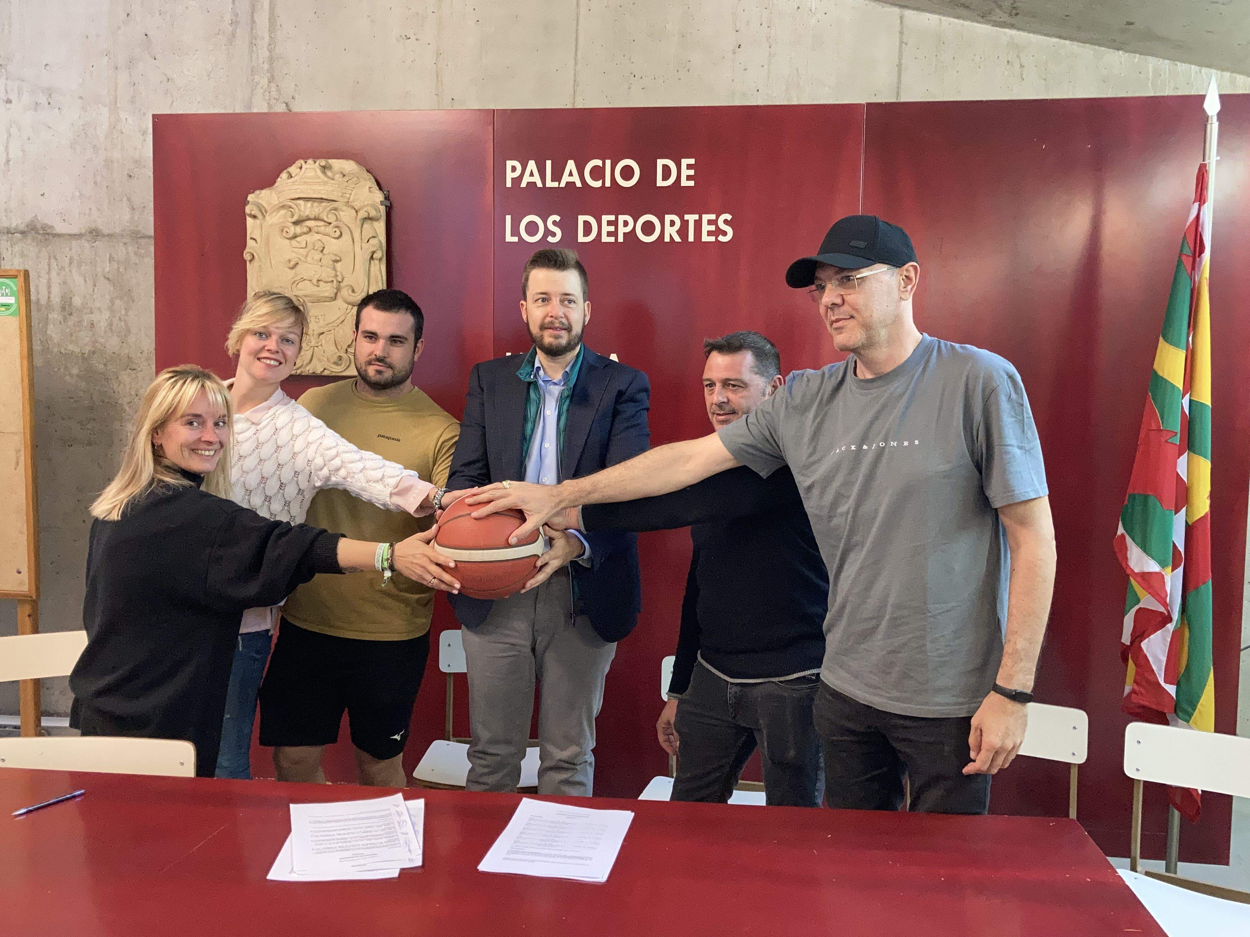 Las Peñas Recreativas de la ciudad y el Huesca La Magia se unen para dotar de color y ambiente al Palacio. Foto: Adrián Mora