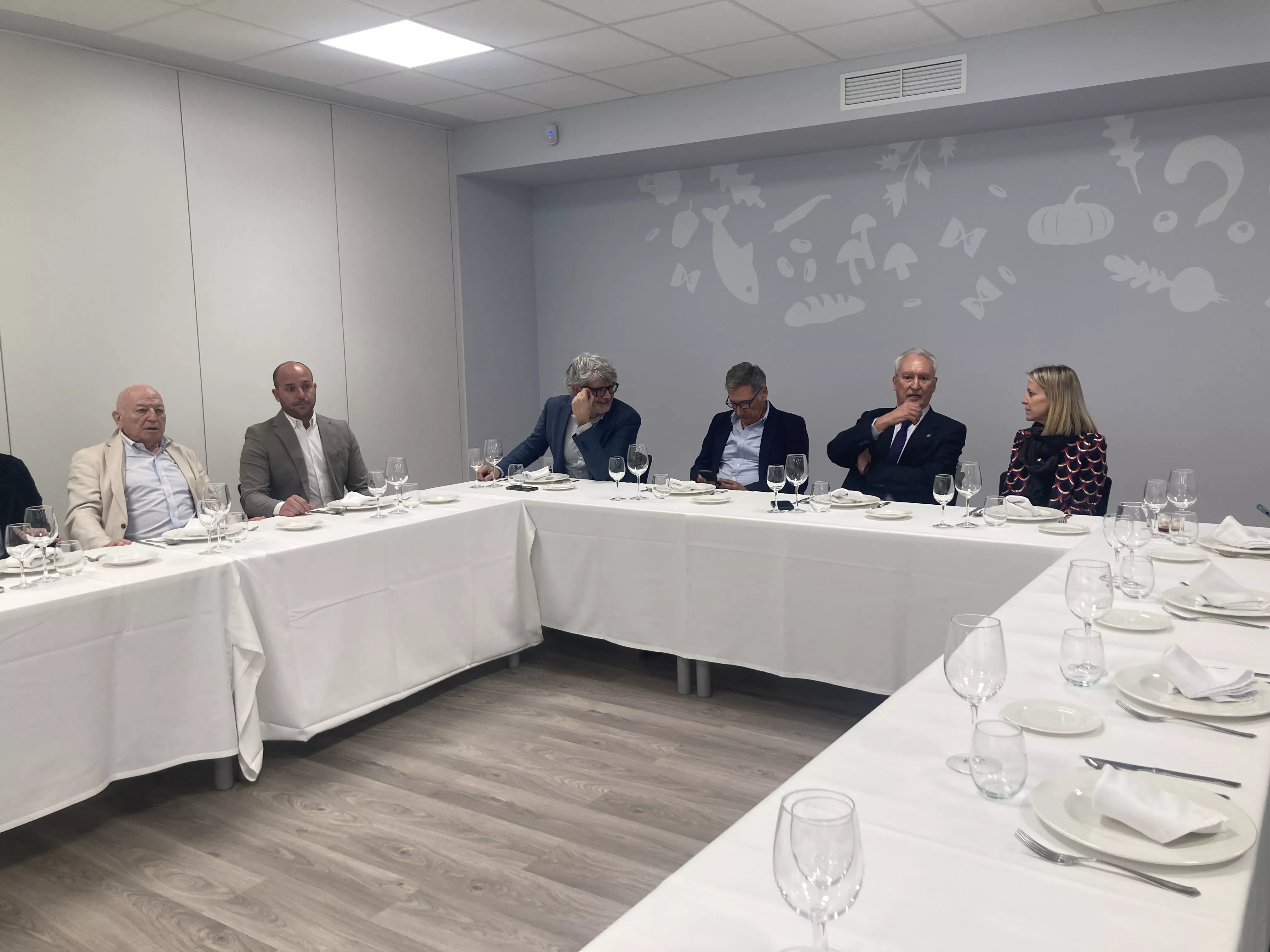 Recepción con comida en el Espacio Altoaragón dentro de los actos de la Academia Aragonesa de Gastronomía. Foto Vanessa Cano