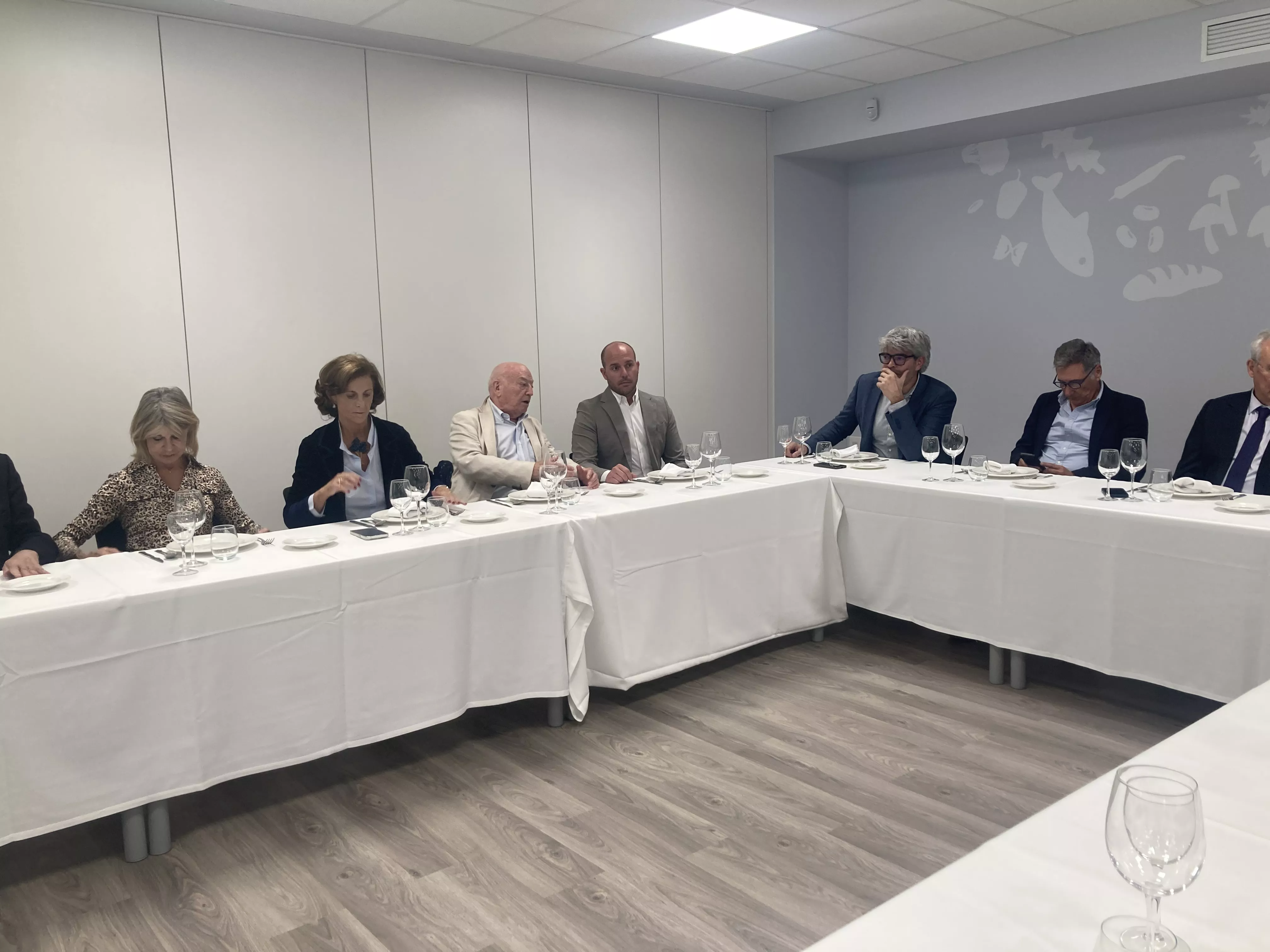 Recepción con comida en el Espacio Altoaragón dentro de los actos de la Academia Aragonesa de Gastronomía. Foto Vanessa Cano