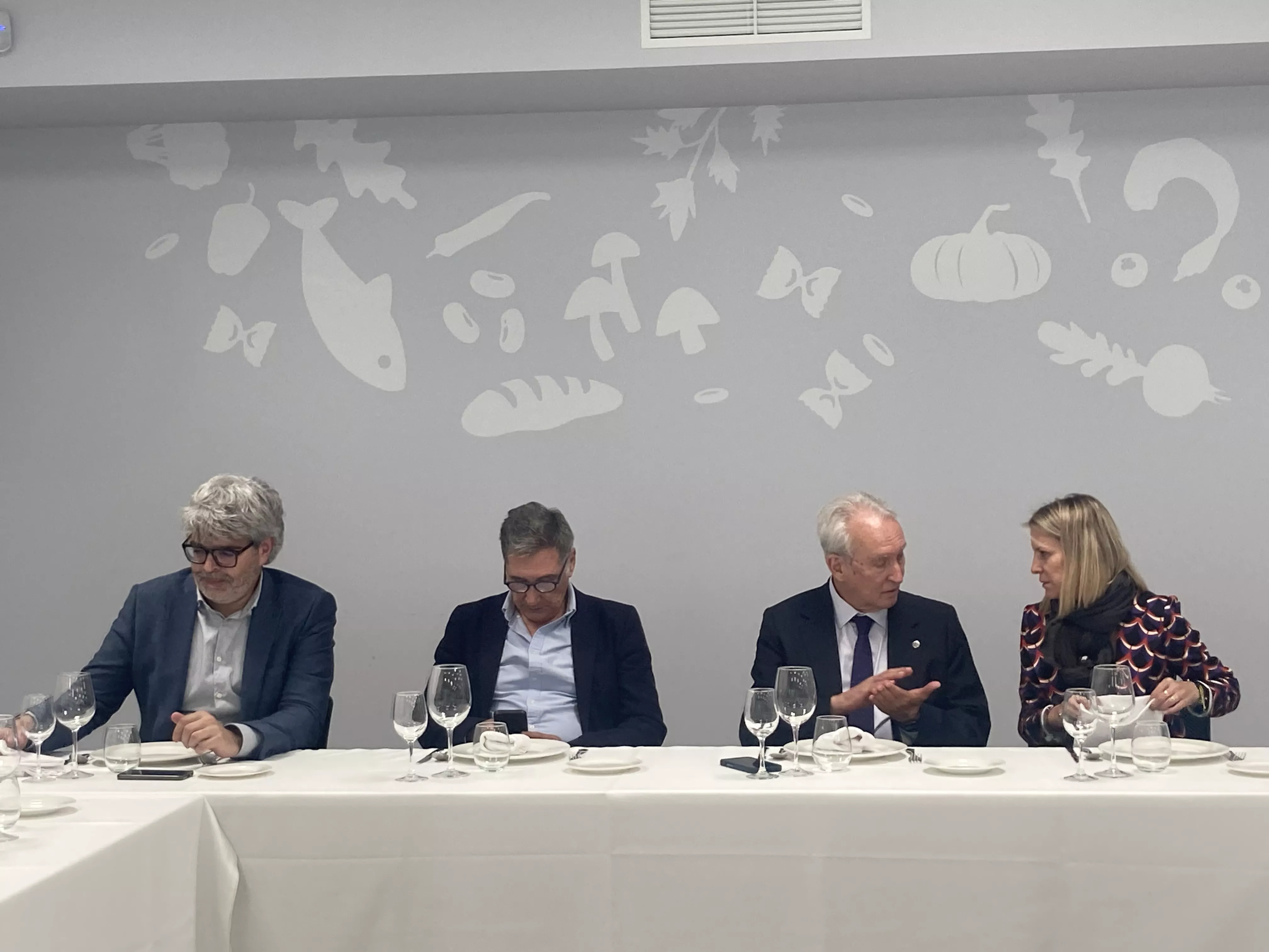 Recepción con comida en el Espacio Altoaragón dentro de los actos de la Academia Aragonesa de Gastronomía. Foto Vanessa Cano