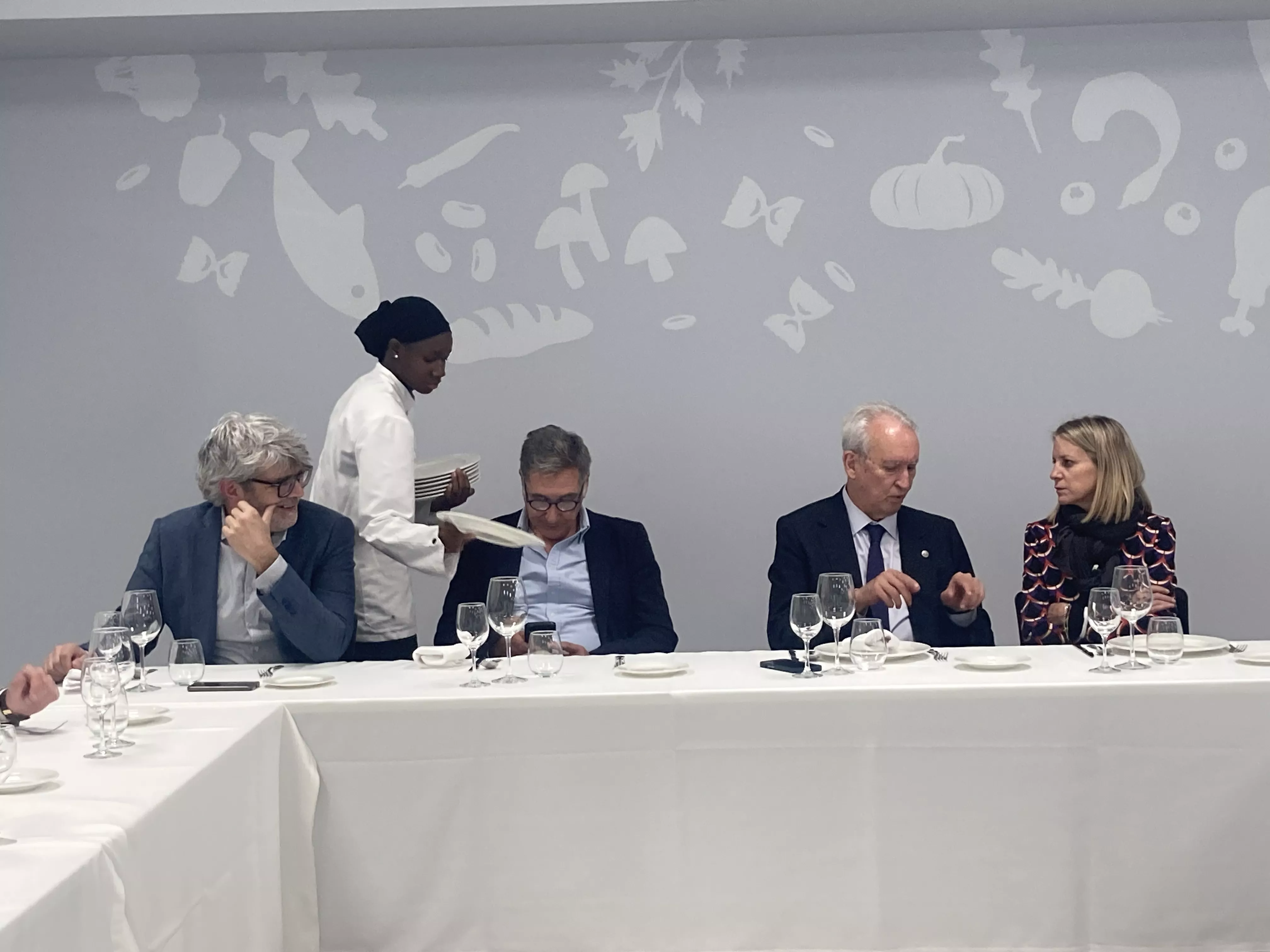 Recepción con comida en el Espacio Altoaragón dentro de los actos de la Academia Aragonesa de Gastronomía. Foto Vanessa Cano