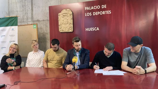 Momento de la firma entre las dos partes en el Palacio de los Deportes. Foto: Adrián Mora