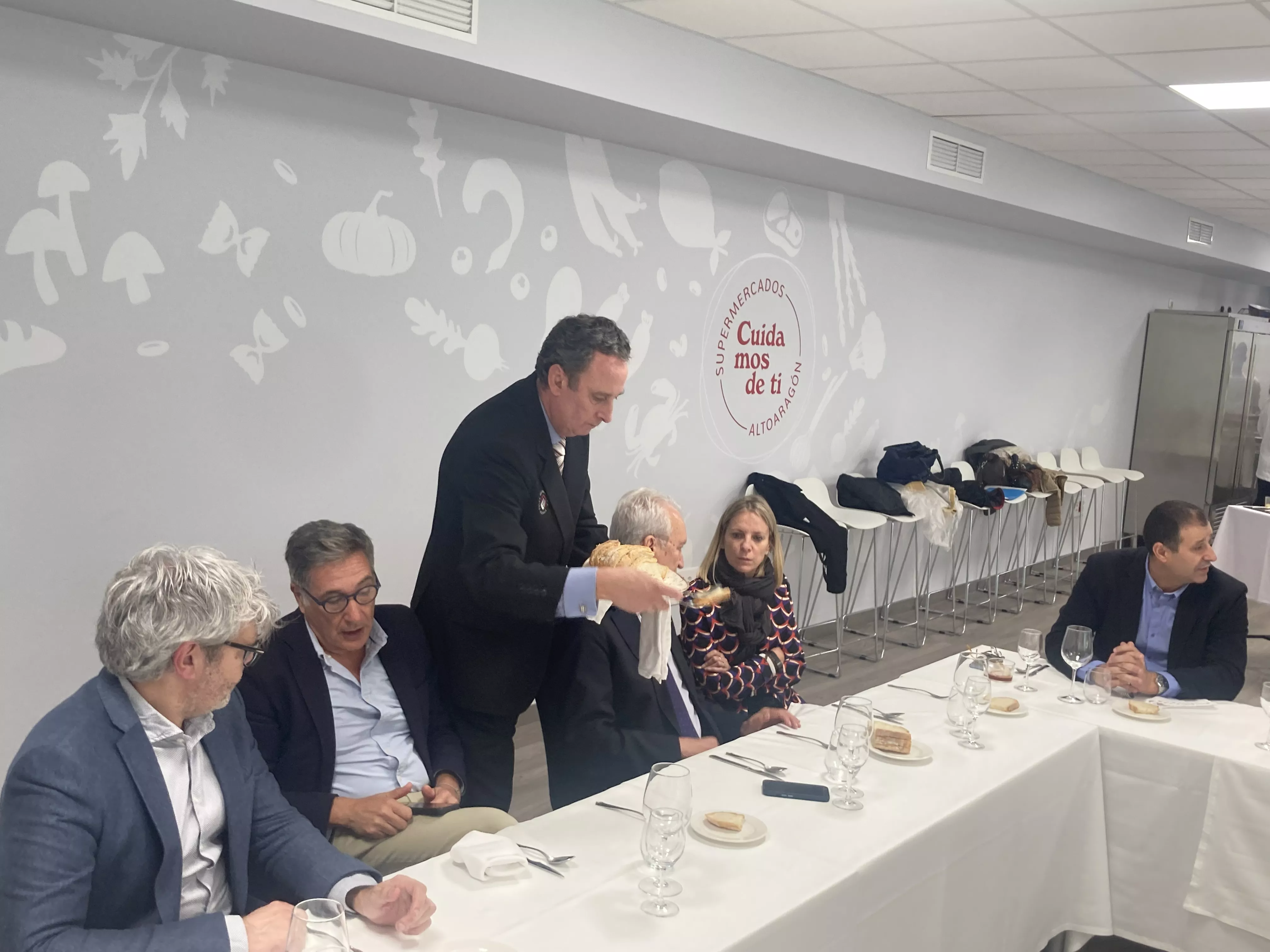 Recepción con comida en el Espacio Altoaragón dentro de los actos de la Academia Aragonesa de Gastronomía. Foto Vanessa Cano