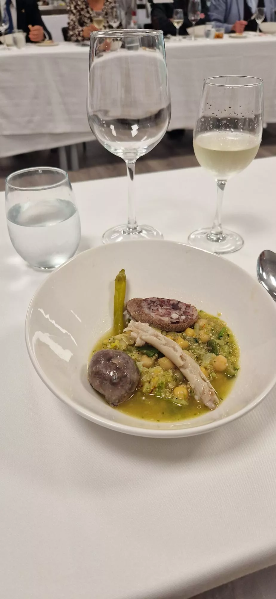 Recepción con comida en el Espacio Altoaragón dentro de los actos de la Academia Aragonesa de Gastronomía. Foto Vanessa Cano