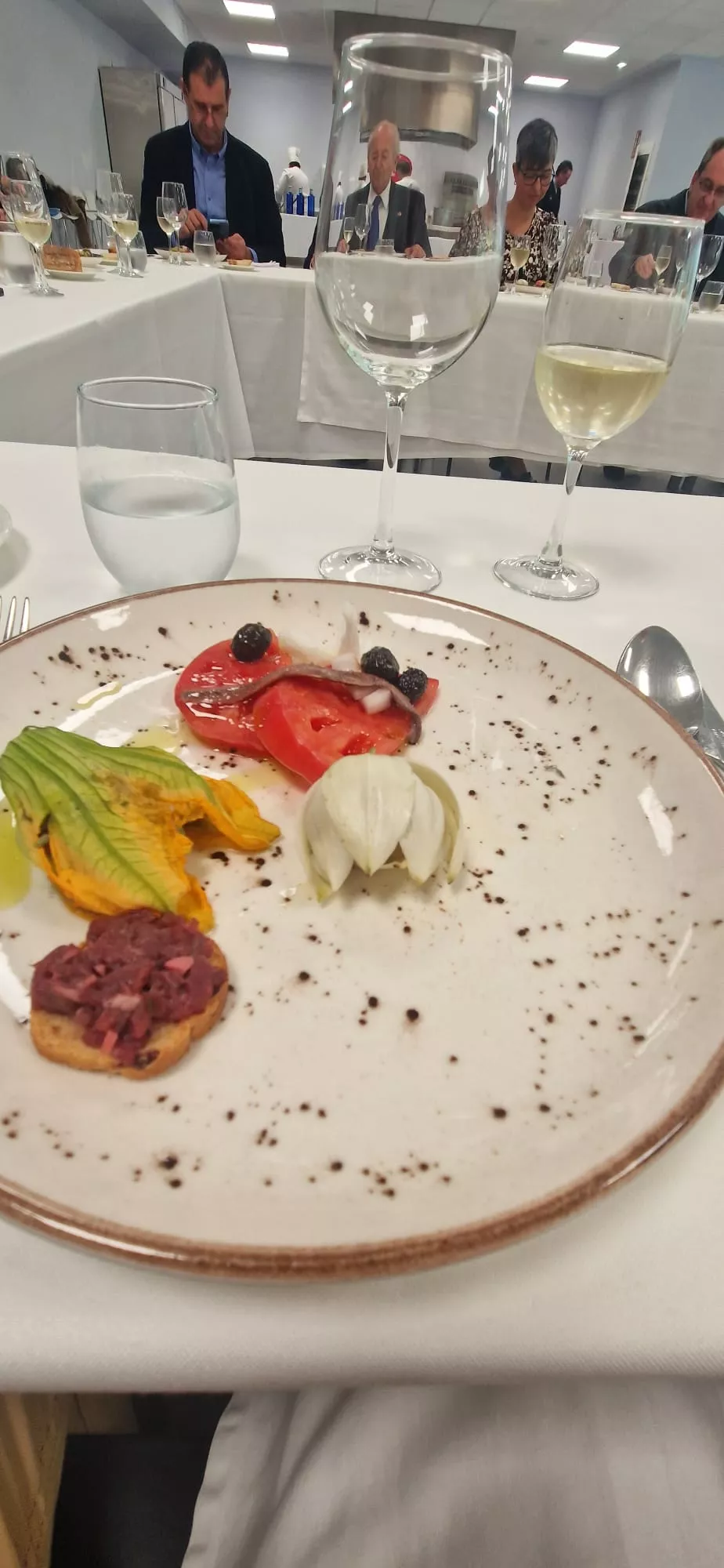 Recepción con comida en el Espacio Altoaragón dentro de los actos de la Academia Aragonesa de Gastronomía. Foto Vanessa Cano