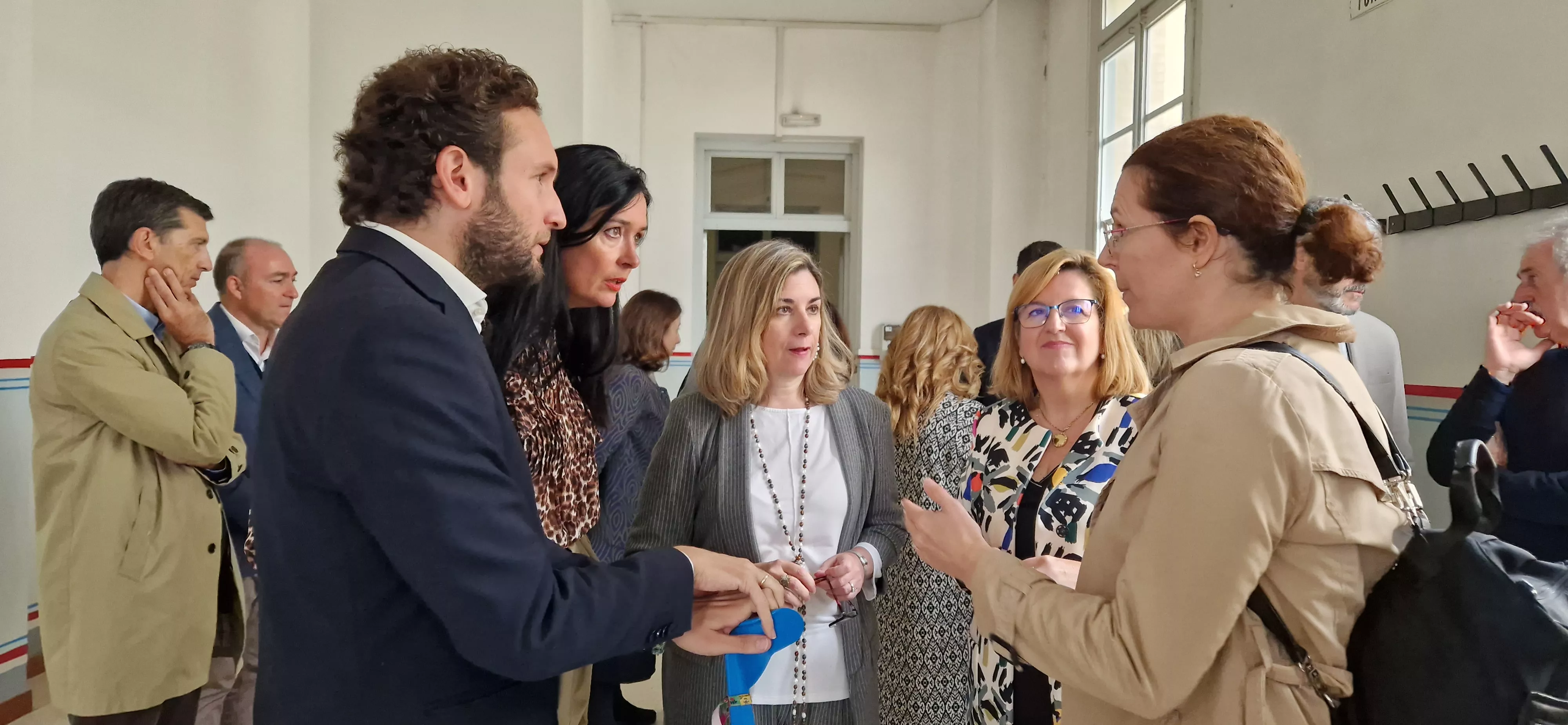 La arquitecta de la DPH, Laura Puyal, explica a las autoridades las obras que se van a realizar. Foto Myriam Martínez