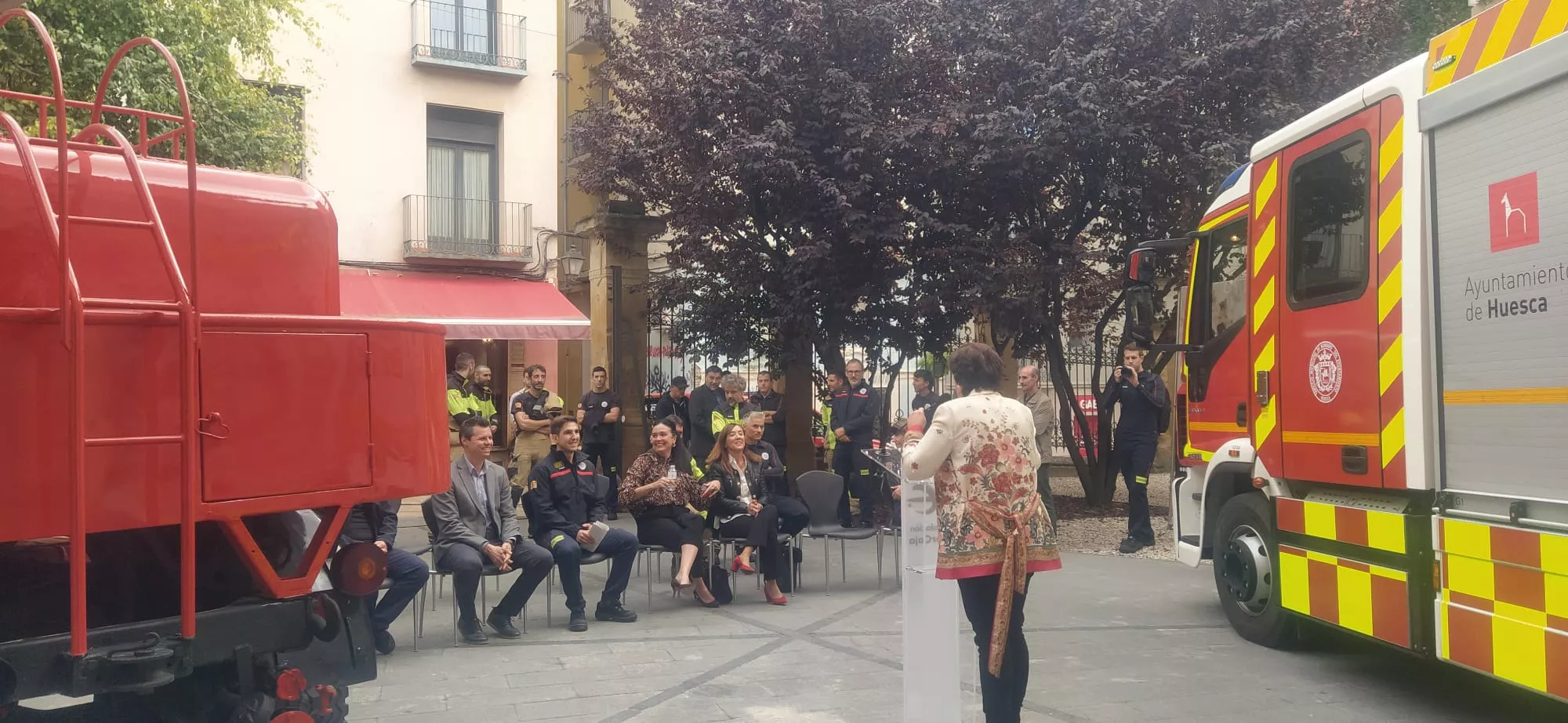 Presentación del nuevo camión de gran capacidad del Parque de Bomberos de Huesca. Foto Joaquín Santafé